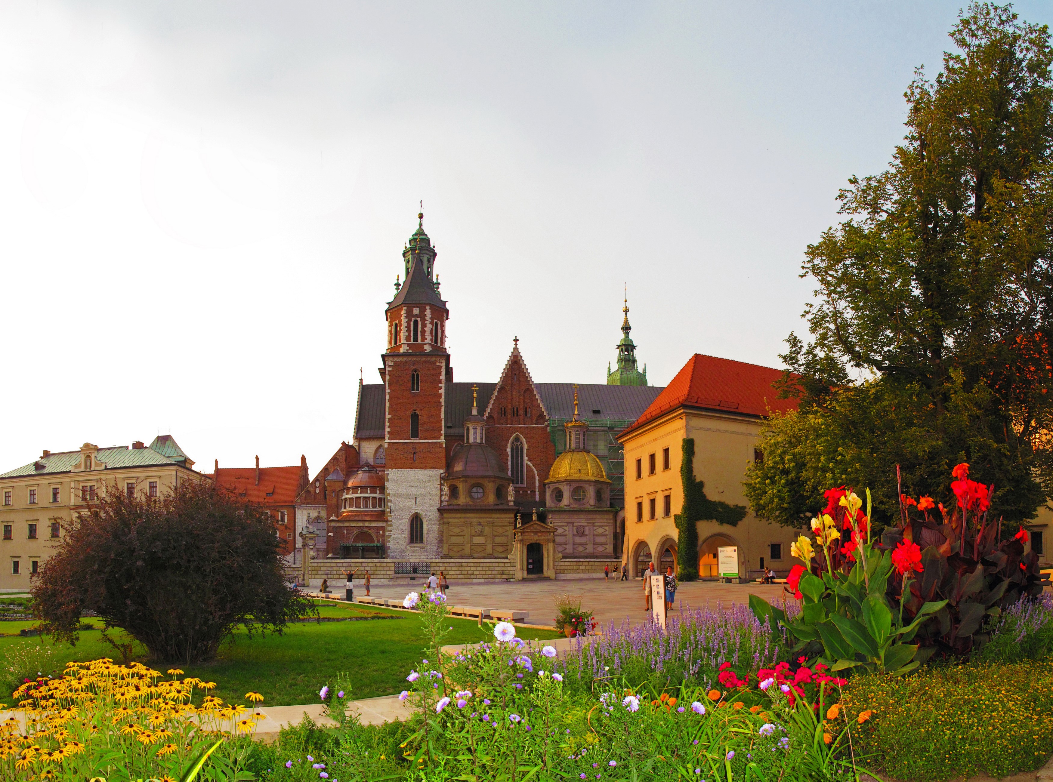 Wawel Cathedral and Royal Castle in Krakow, Poland HD Wallpaper