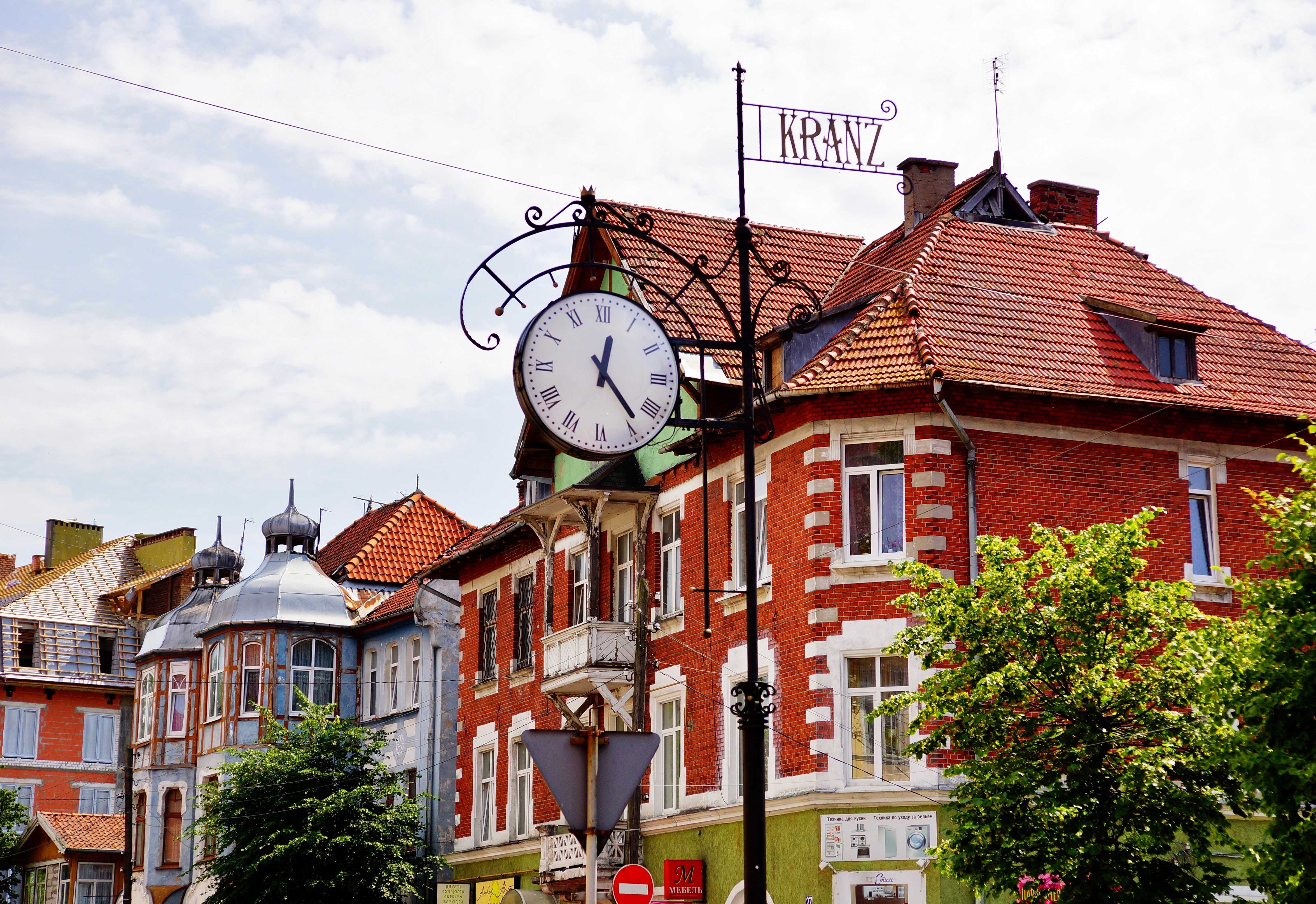 Clock and buildings in Zelenogradsk, Russia HD Wallpaper