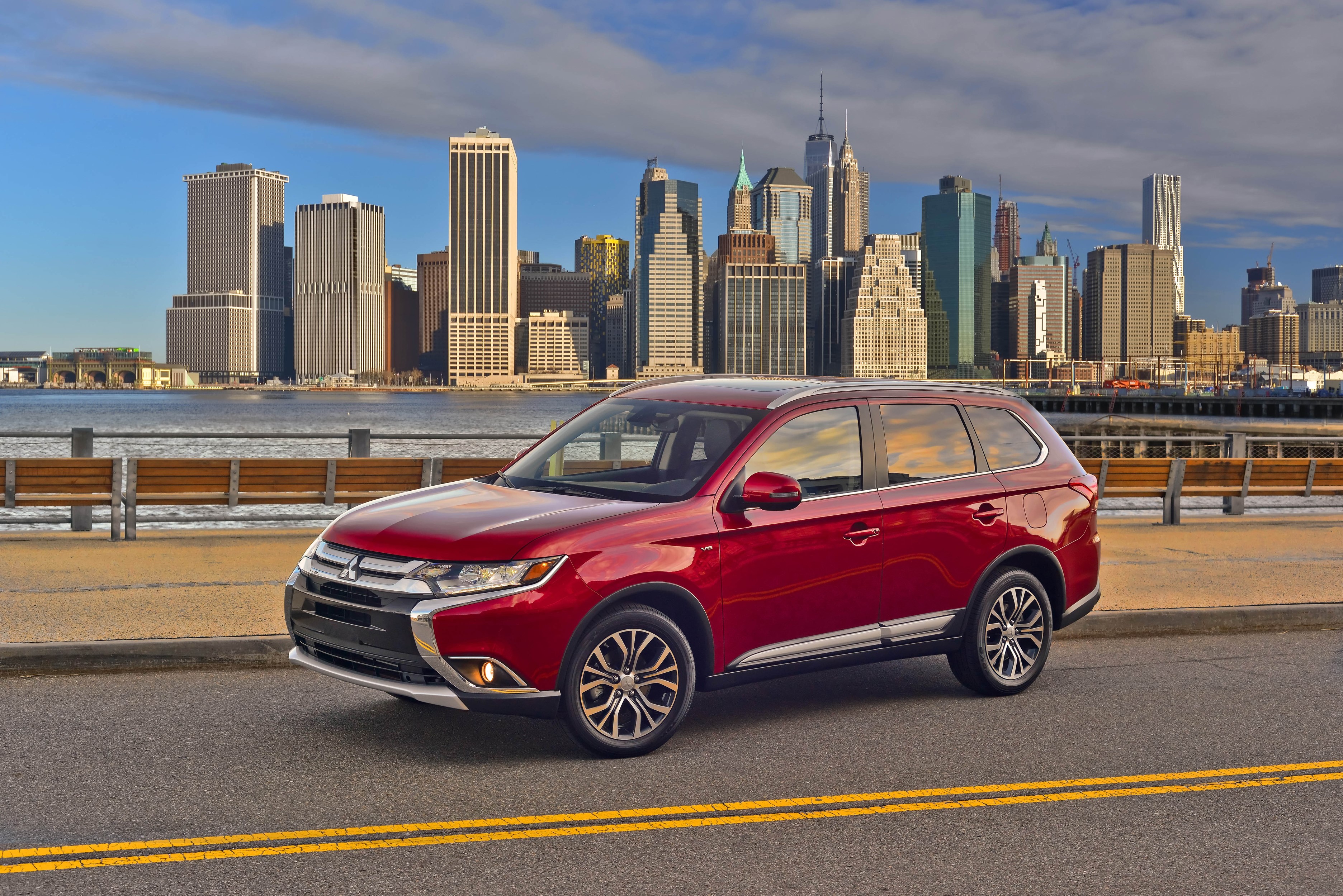 Red 2016 Mitsubishi Outlander in New York City HD Wallpaper