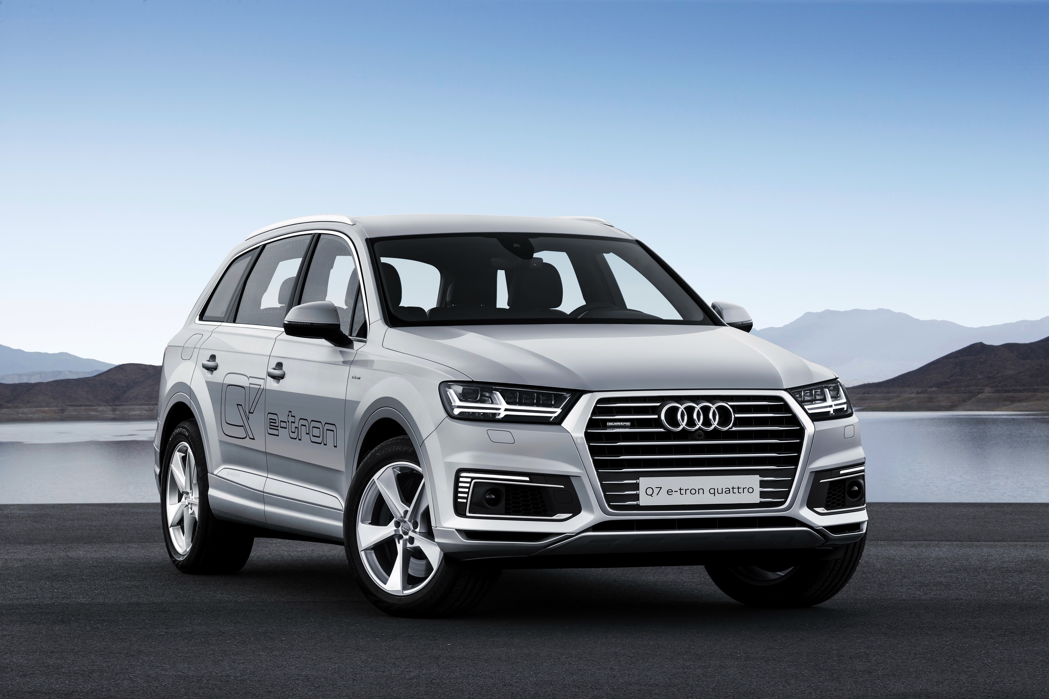 Audi Q7 e-tron quattro SUV HD Wallpaper