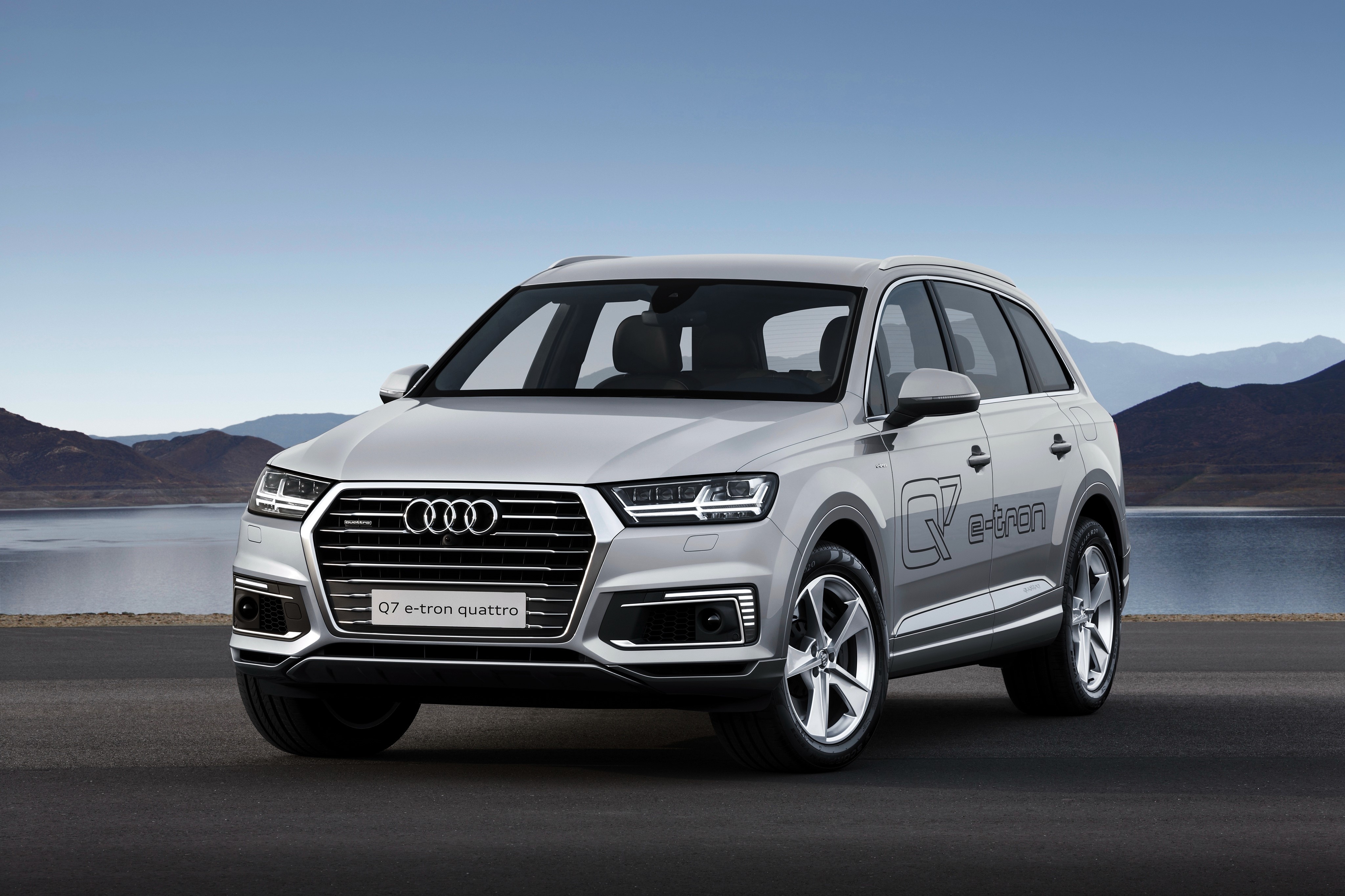 Audi Q7 e-tron TFSI quattro HD Wallpaper