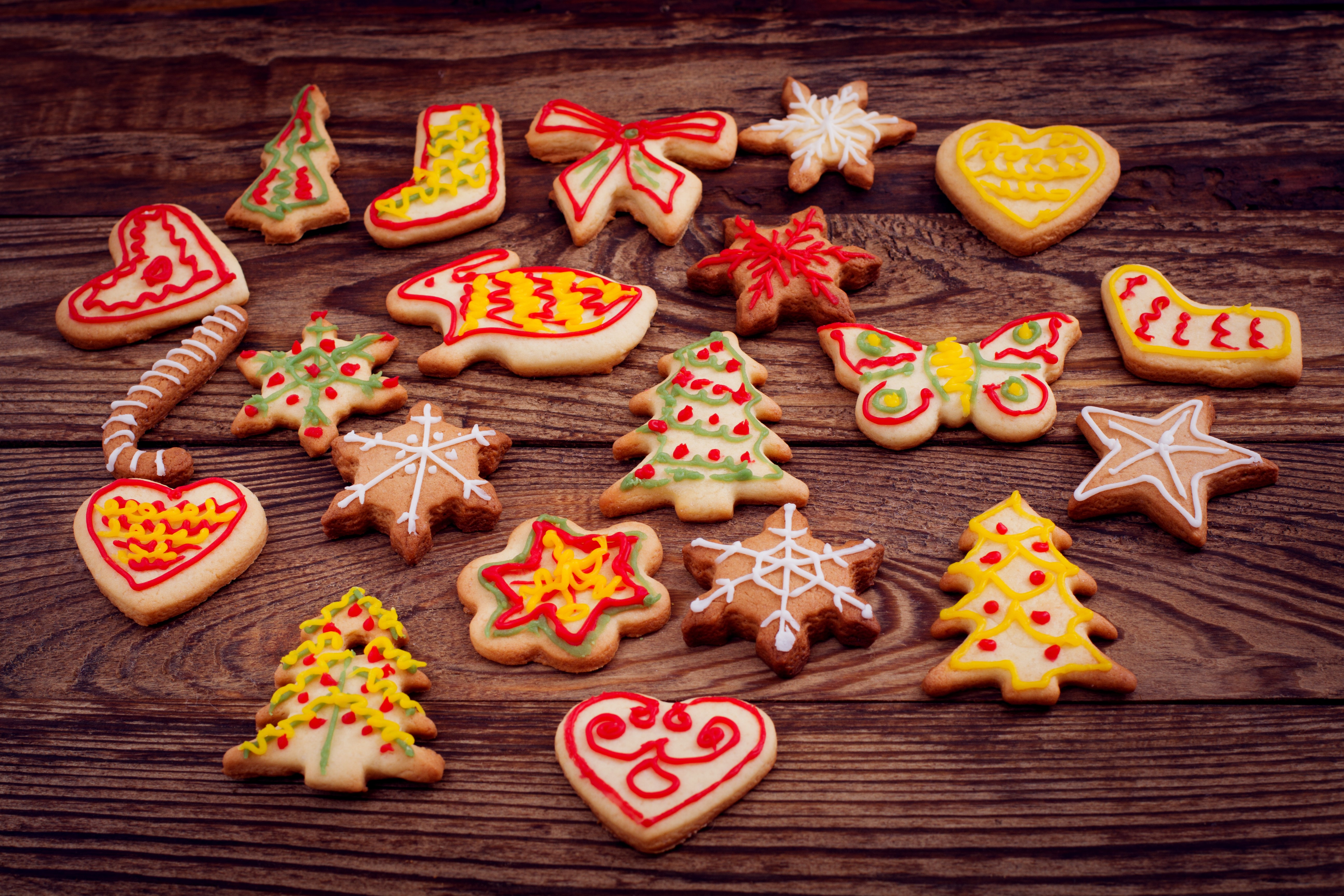 Christmas cookies on wood planks HD Wallpaper