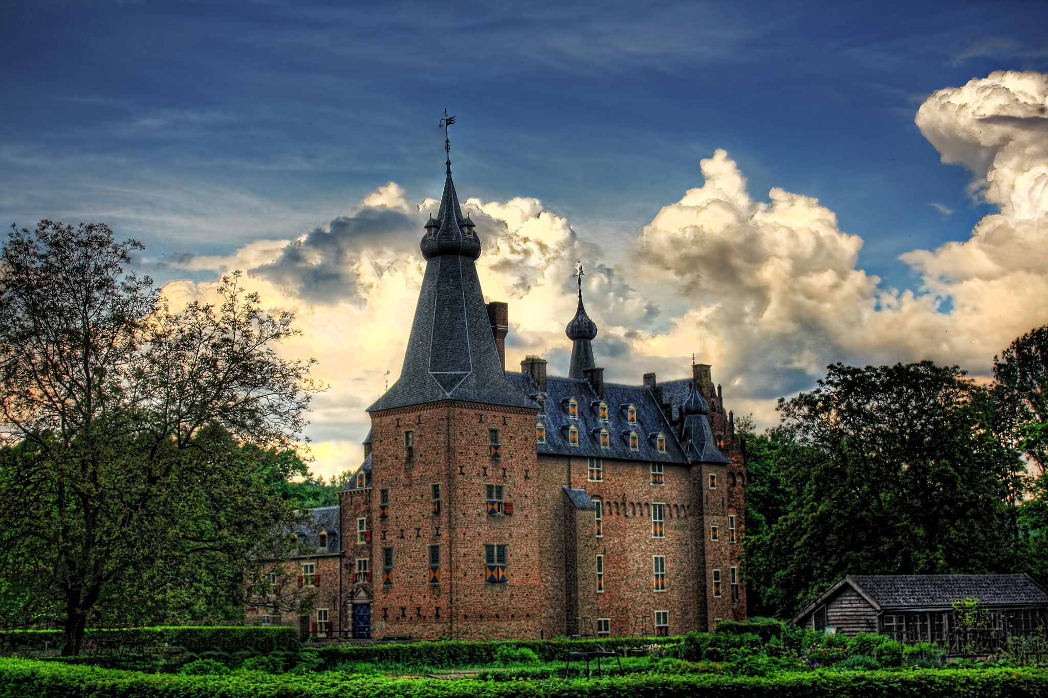 Kasteel Doorwerth castle with dramatic clouds in the Netherlands HD Wallpaper