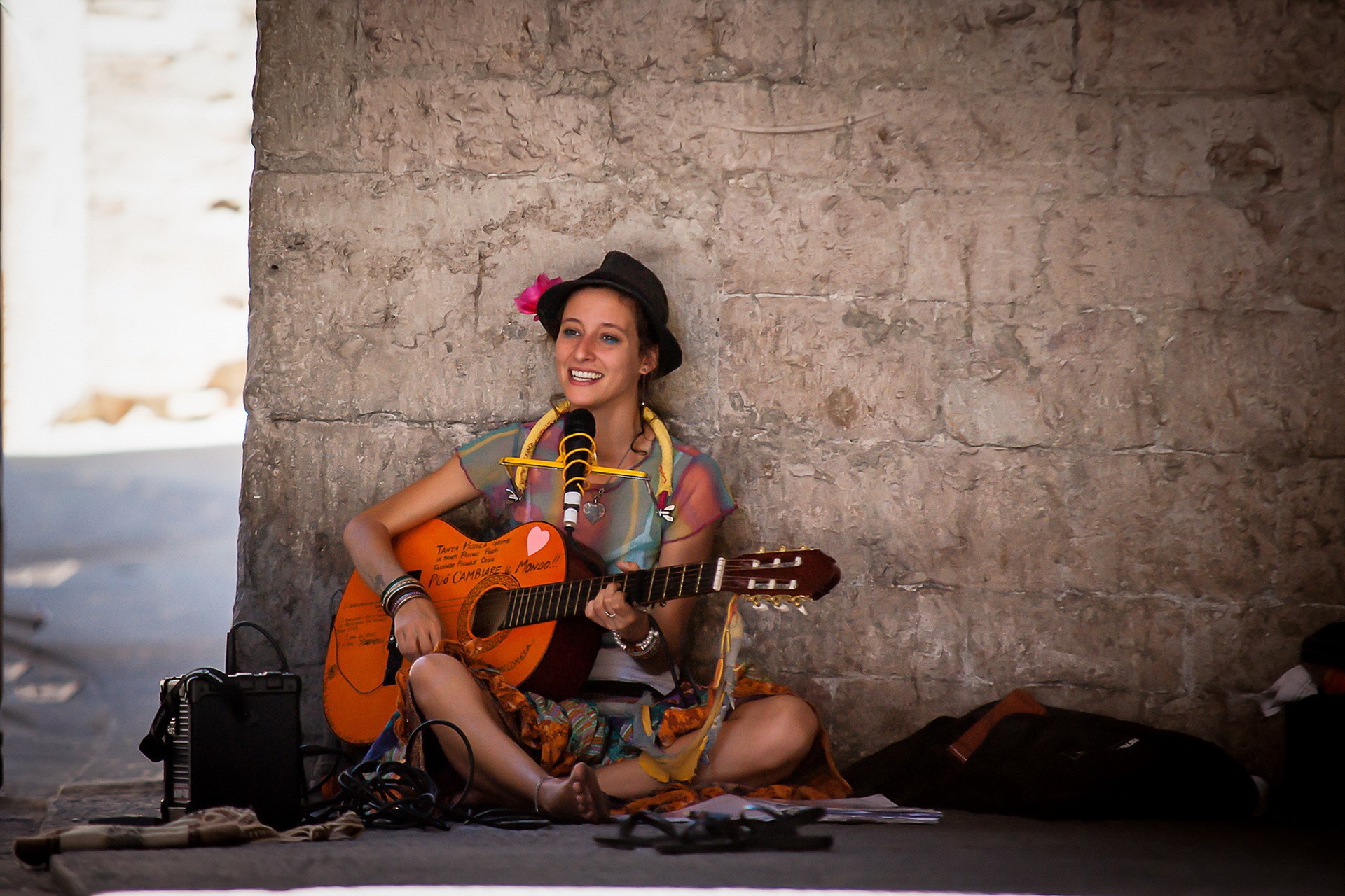 Woman playing guitar and singing HD Wallpaper
