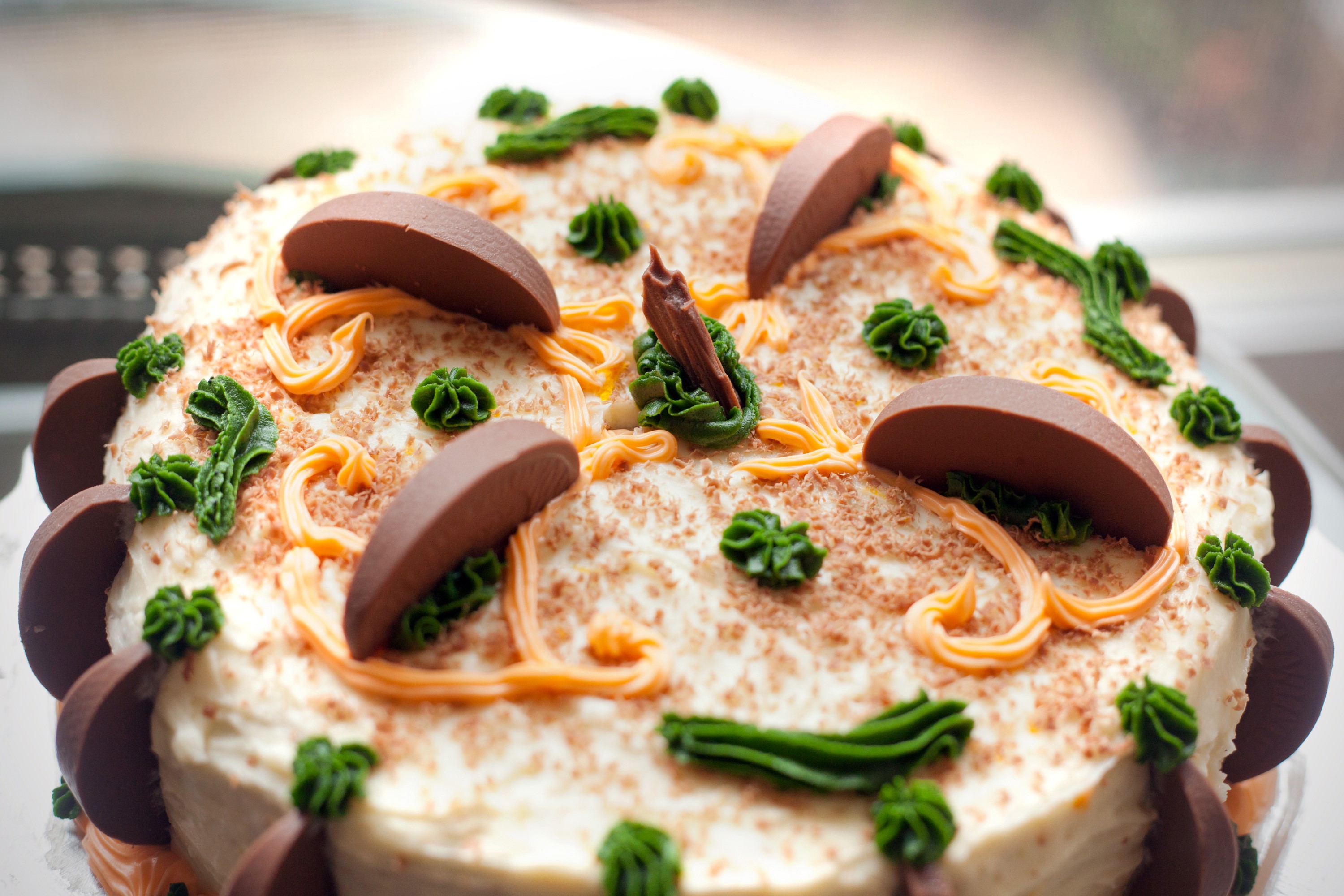 Decorated cake with chocolate and frosting HD Wallpaper