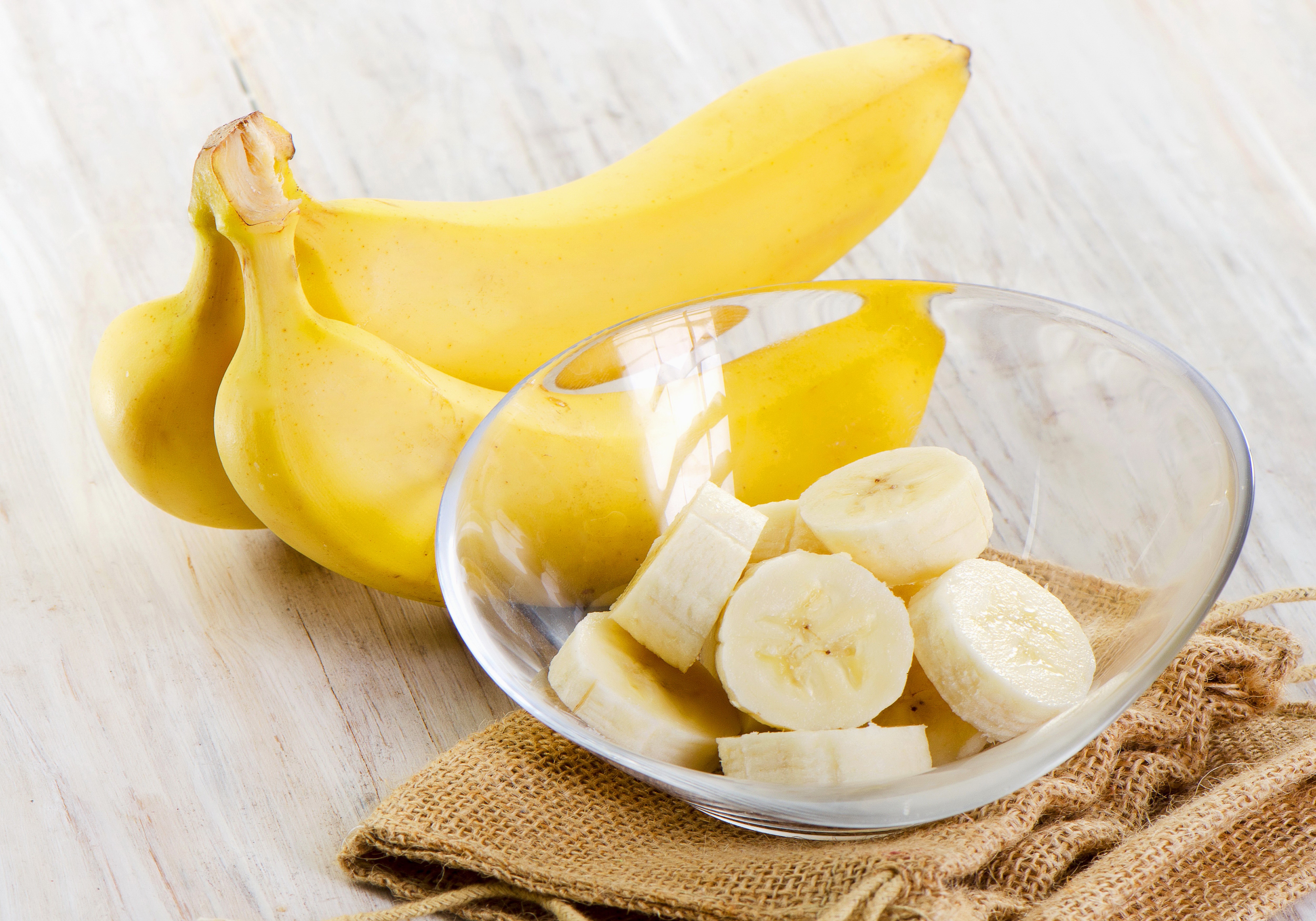 Bananas in a bowl HD Wallpaper