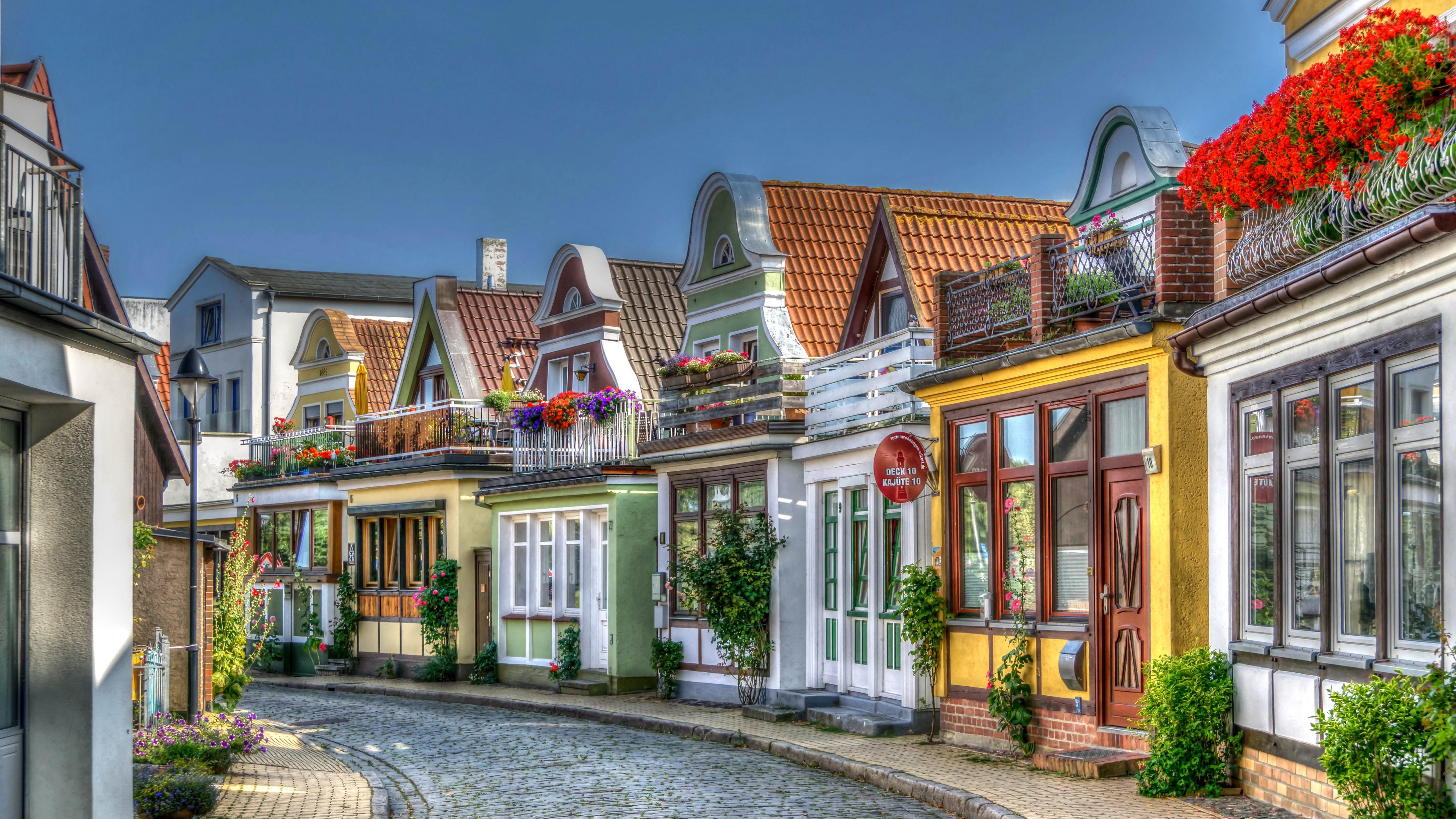 4K HDR Houses in Rostock Warnemünde, Germany HD Wallpaper