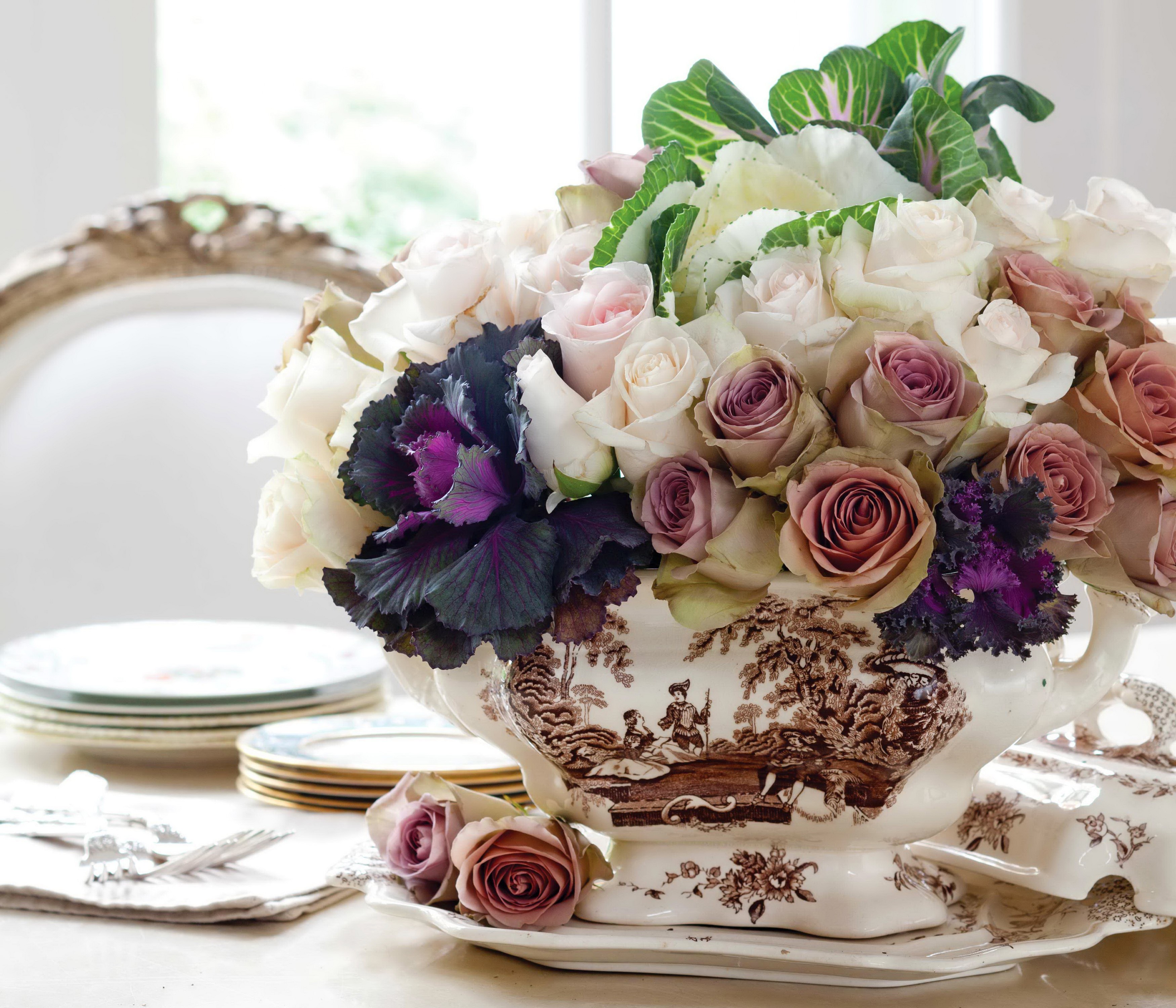 Floral arrangement in a decorative urn HD Wallpaper
