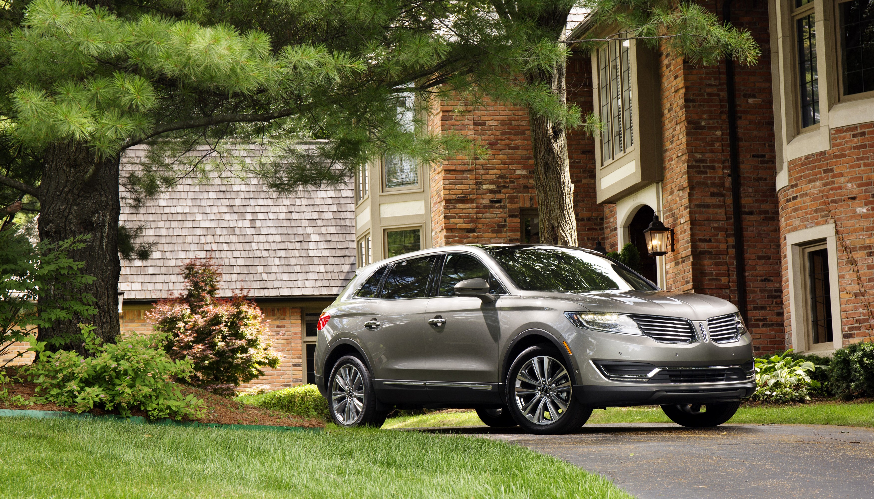 2016 Lincoln MK SUV parked in front of a brick house HD Wallpaper