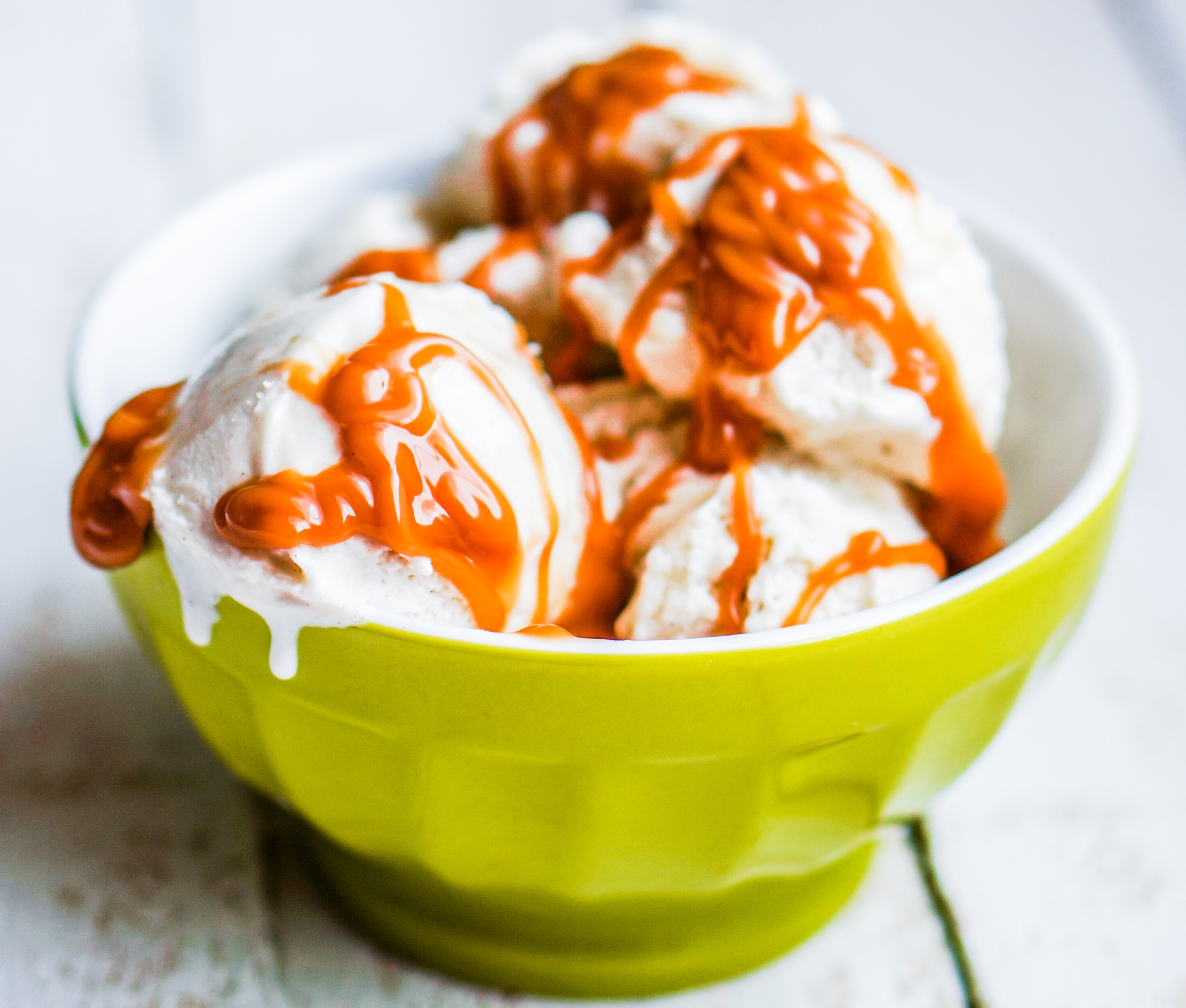 Ice cream with caramel sauce in a bowl HD Wallpaper