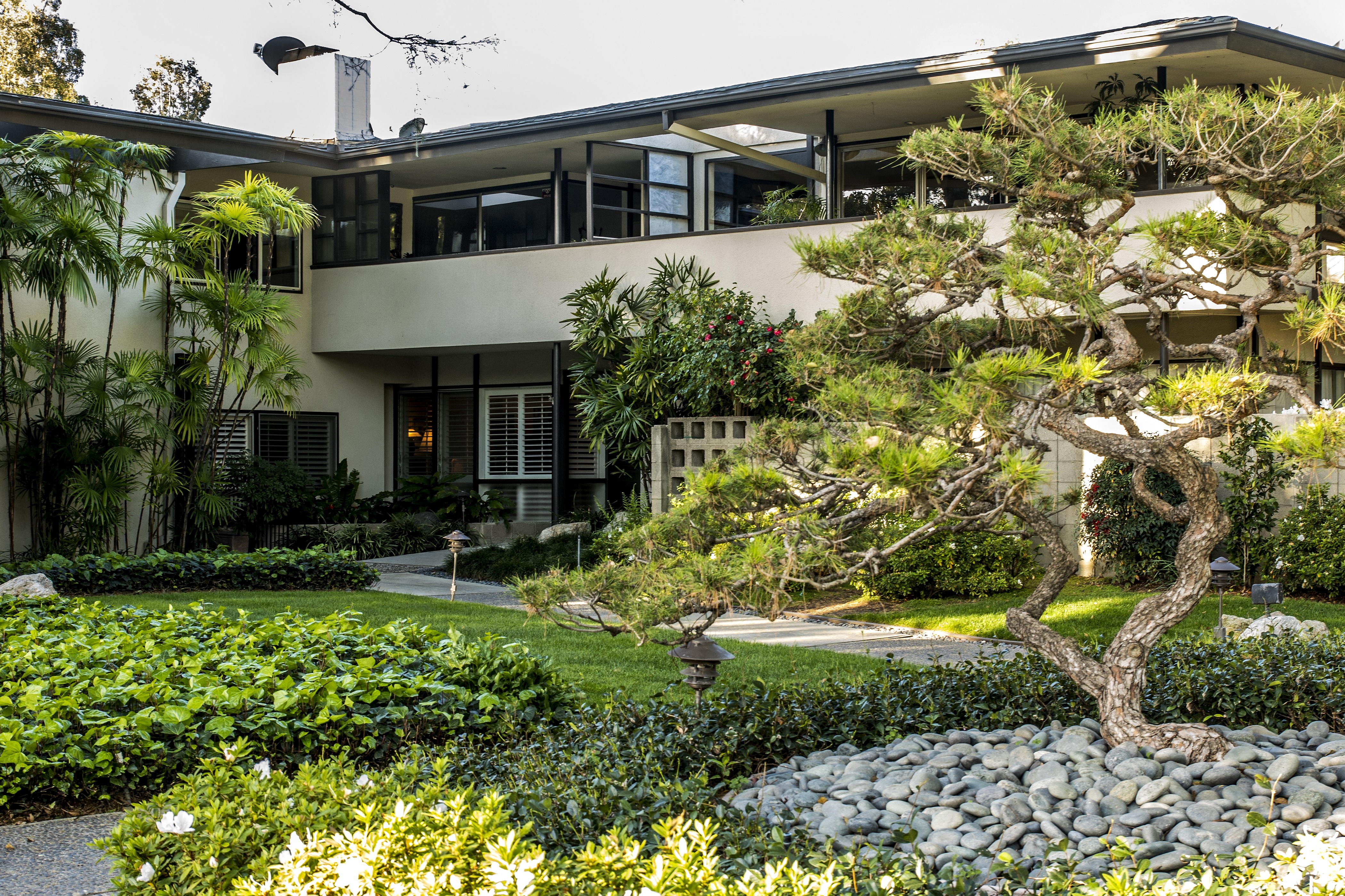 Modern house with Japanese garden in California HD Wallpaper