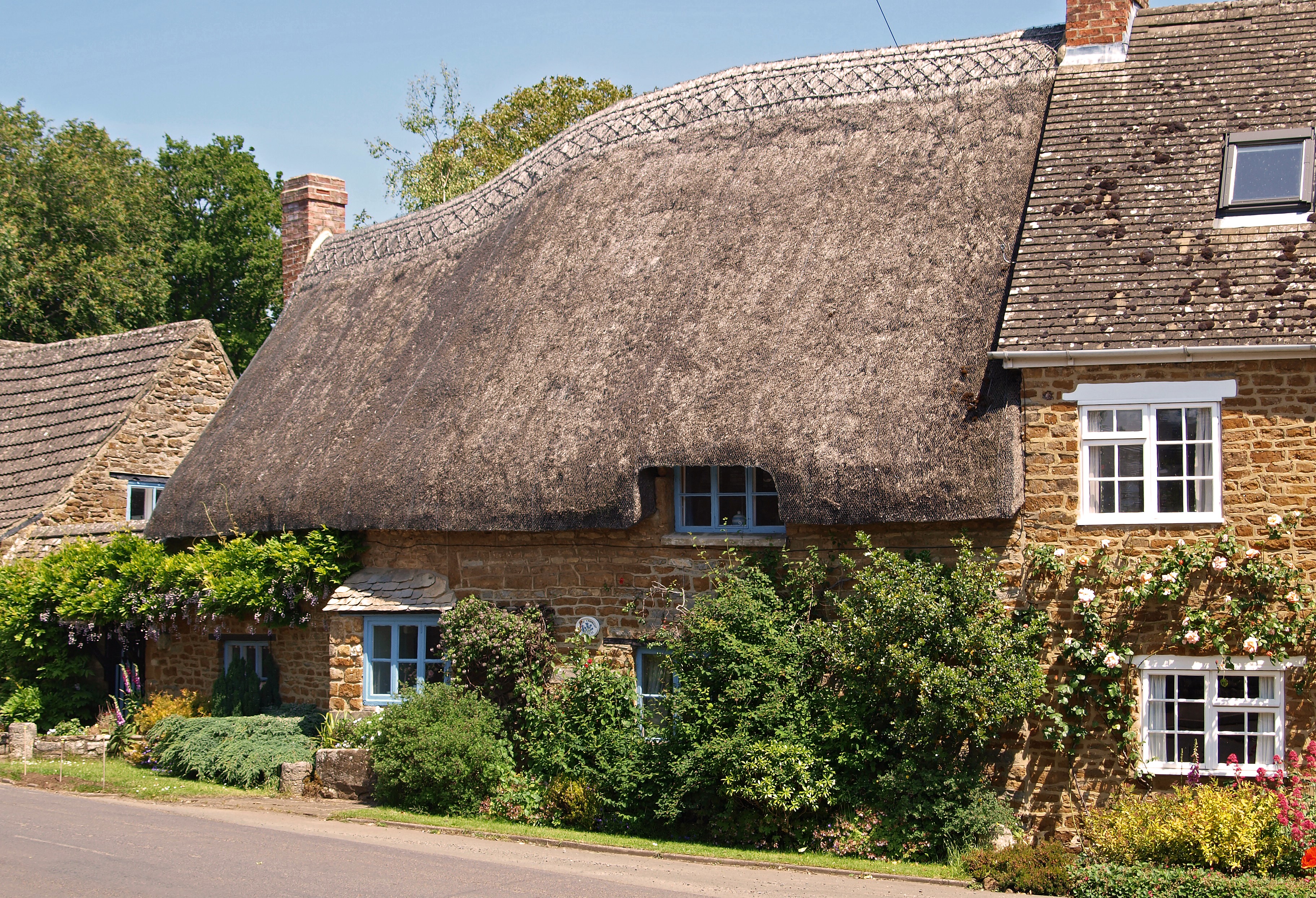 Thatched roof cottages in Hook Norton, United Kingdom HD Wallpaper