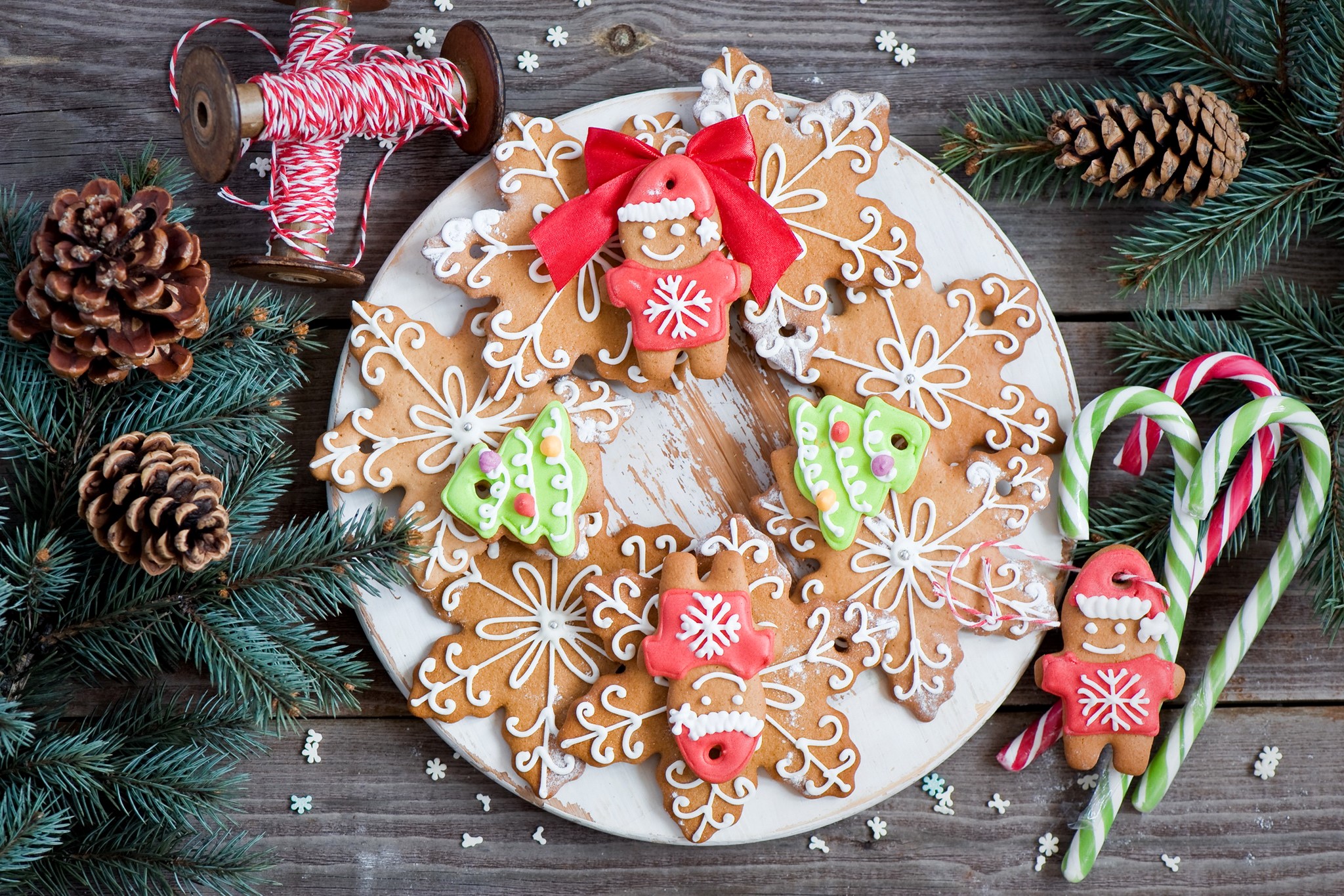 Christmas gingerbread cookies with pine cones and candy canes HD Wallpaper
