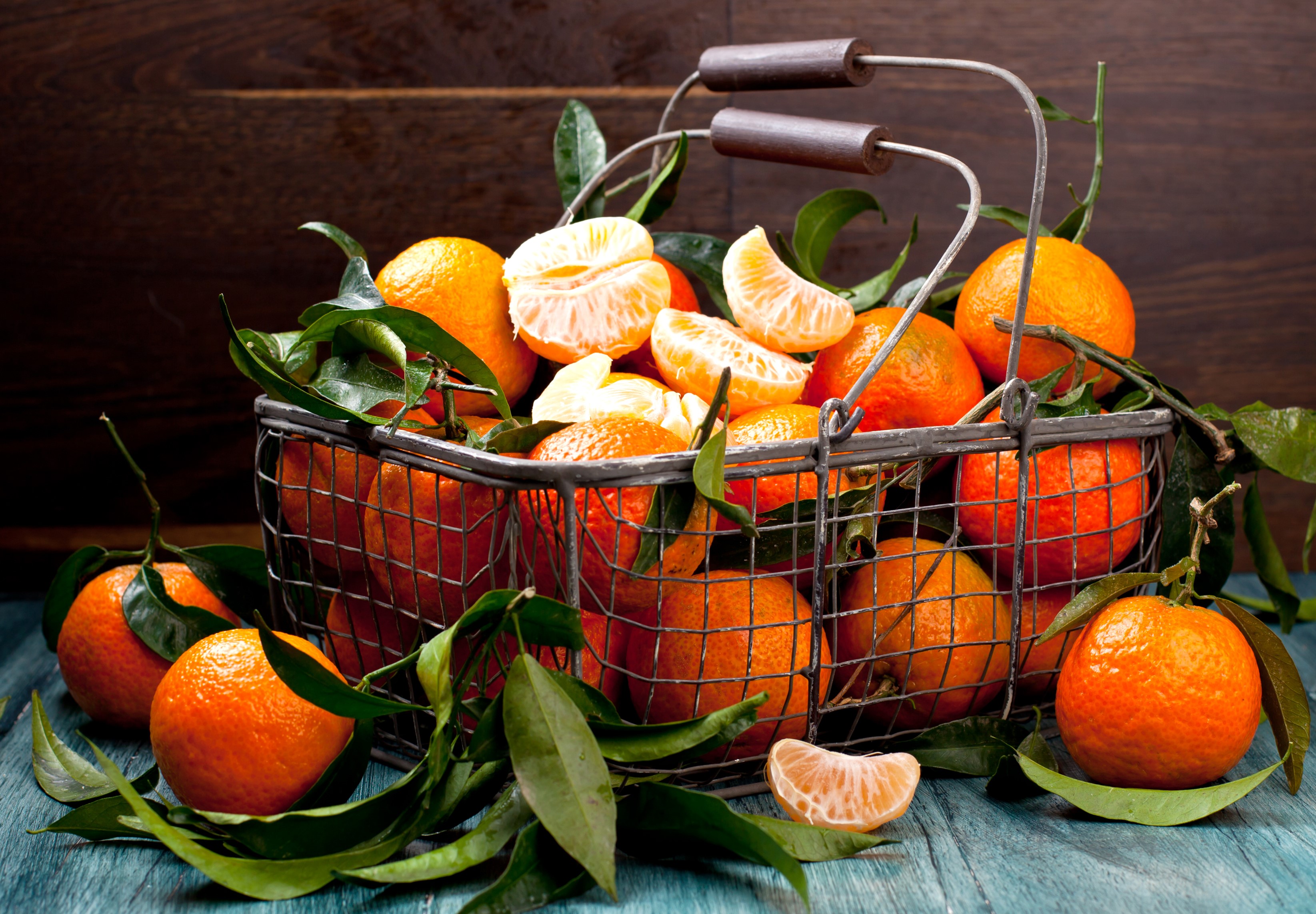 Basket of tangerines with leaves HD Wallpaper