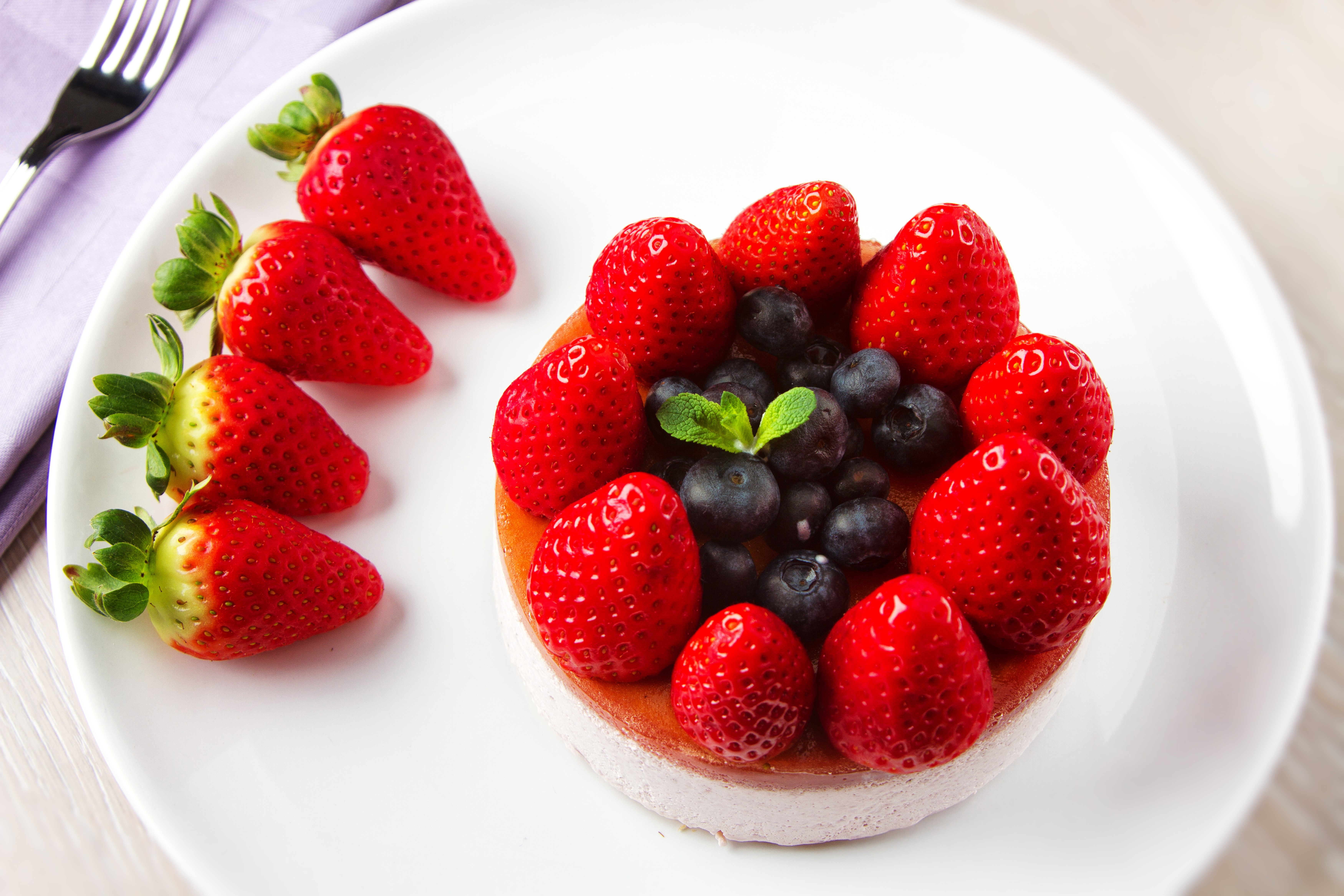Strawberry and Blueberry Mini Cake with Fresh Berries HD Wallpaper