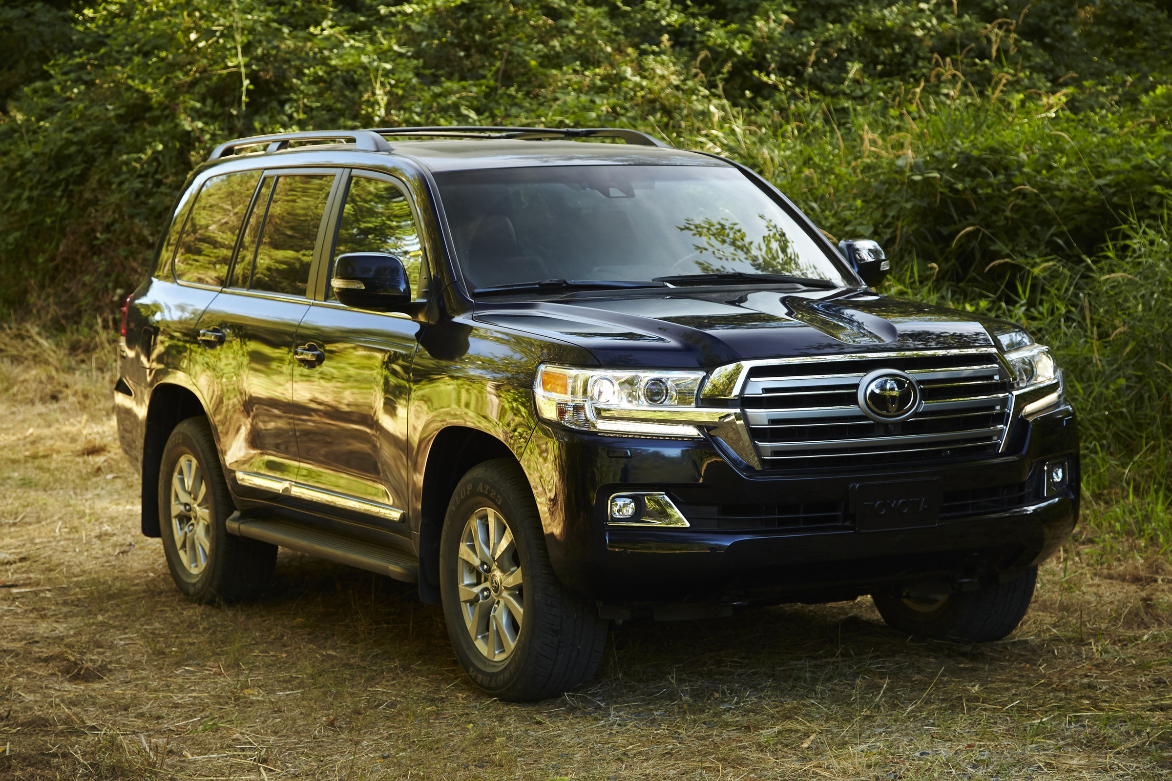 Black 2016 Toyota Land Cruiser parked outdoors HD Wallpaper