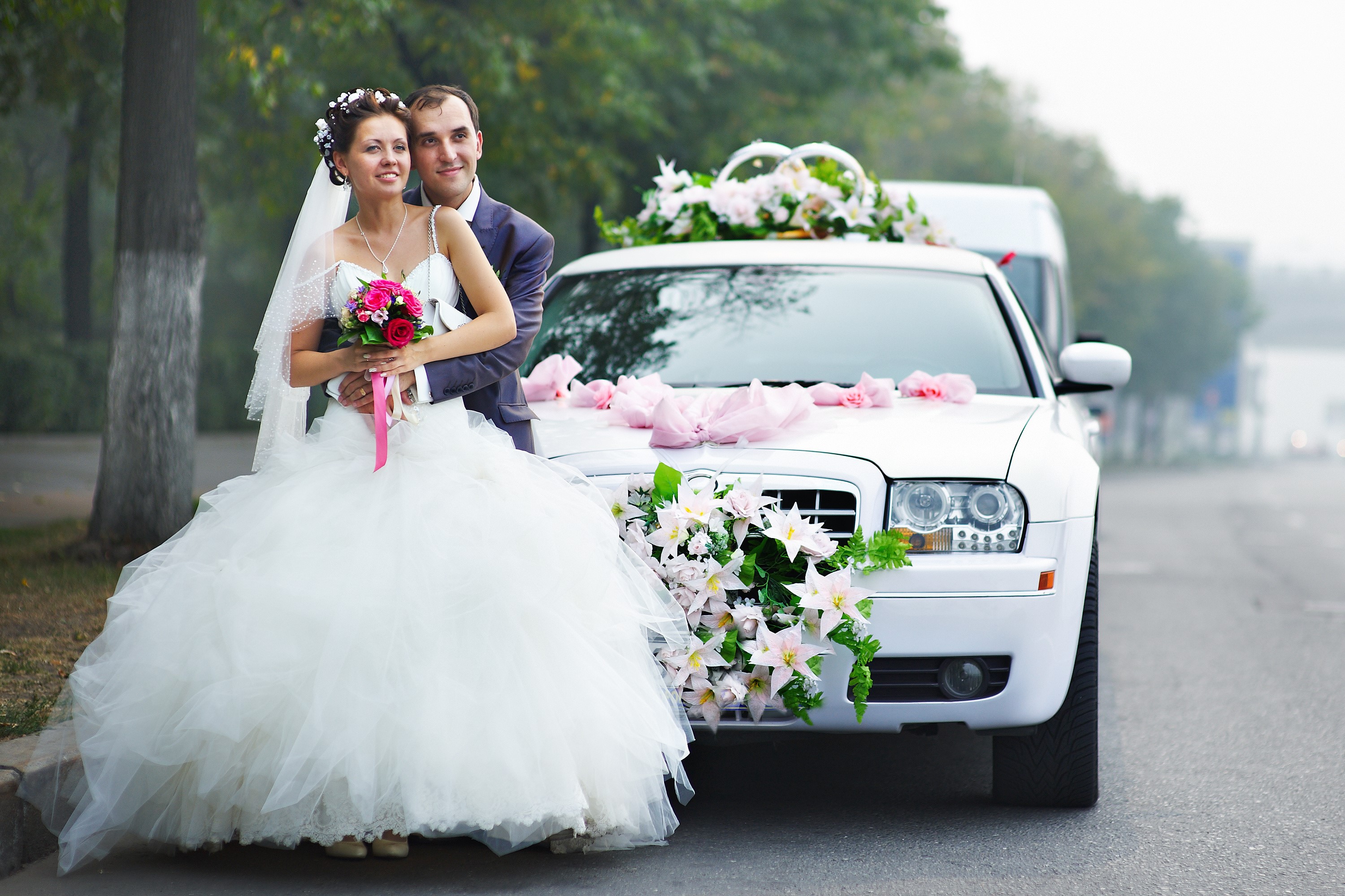Bride and Groom with Decorated Wedding Car HD Wallpaper