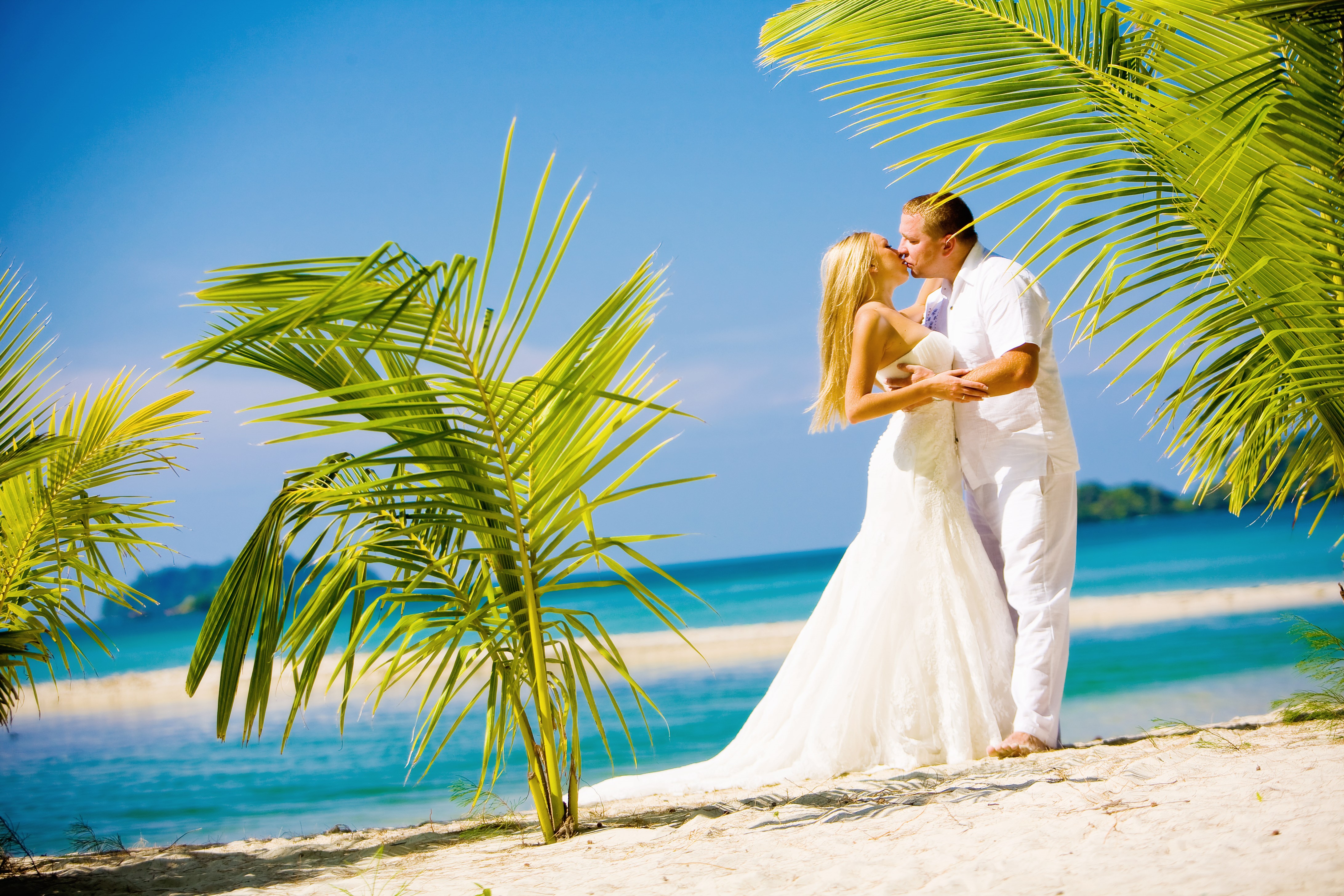 Couple kissing on a tropical beach HD Wallpaper