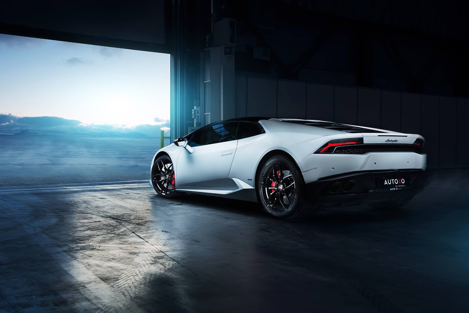 White Lamborghini Huracan LP610-4 in a garage HD Wallpaper