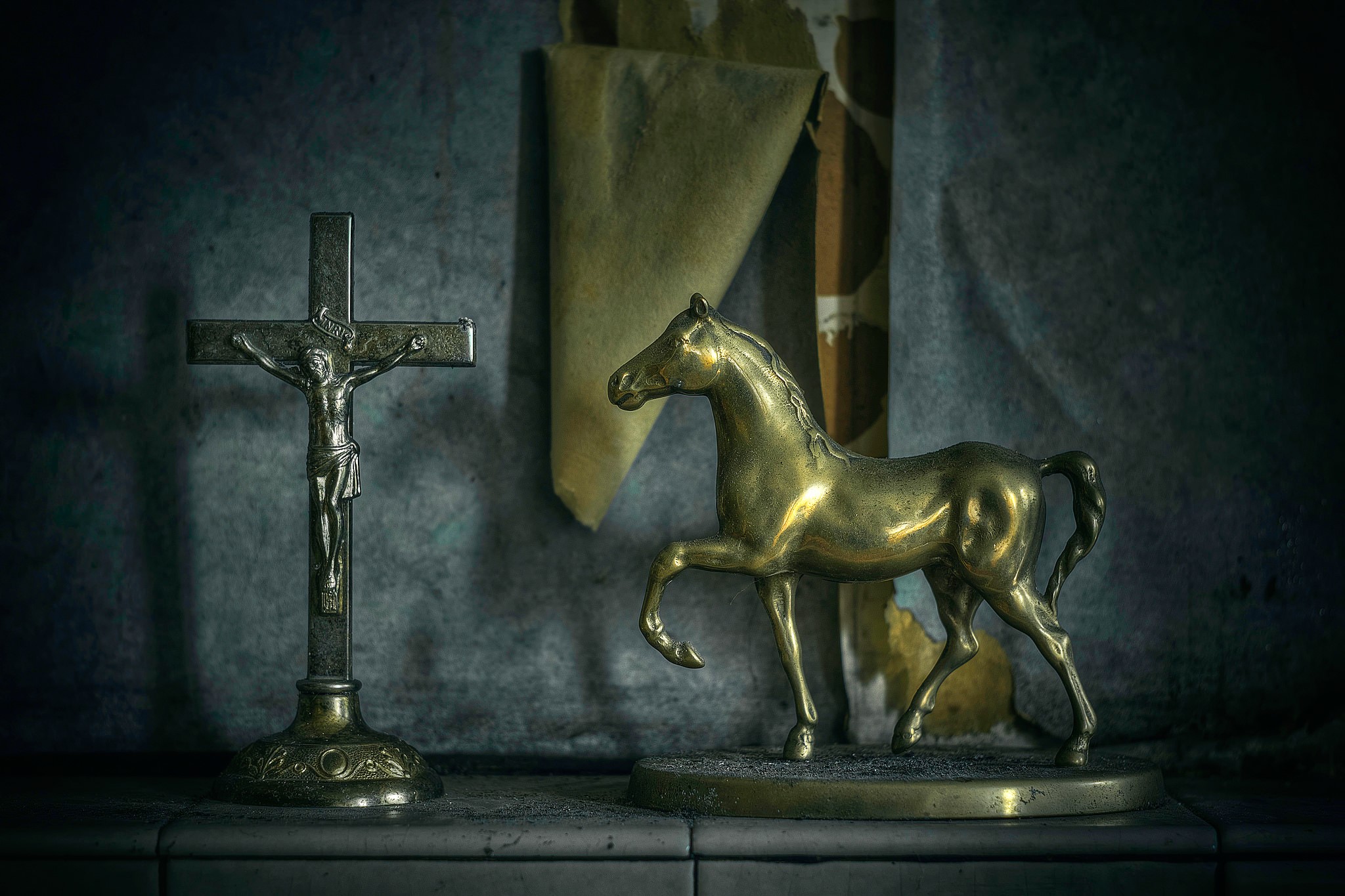 Crucifix and brass horse figurine HD Wallpaper