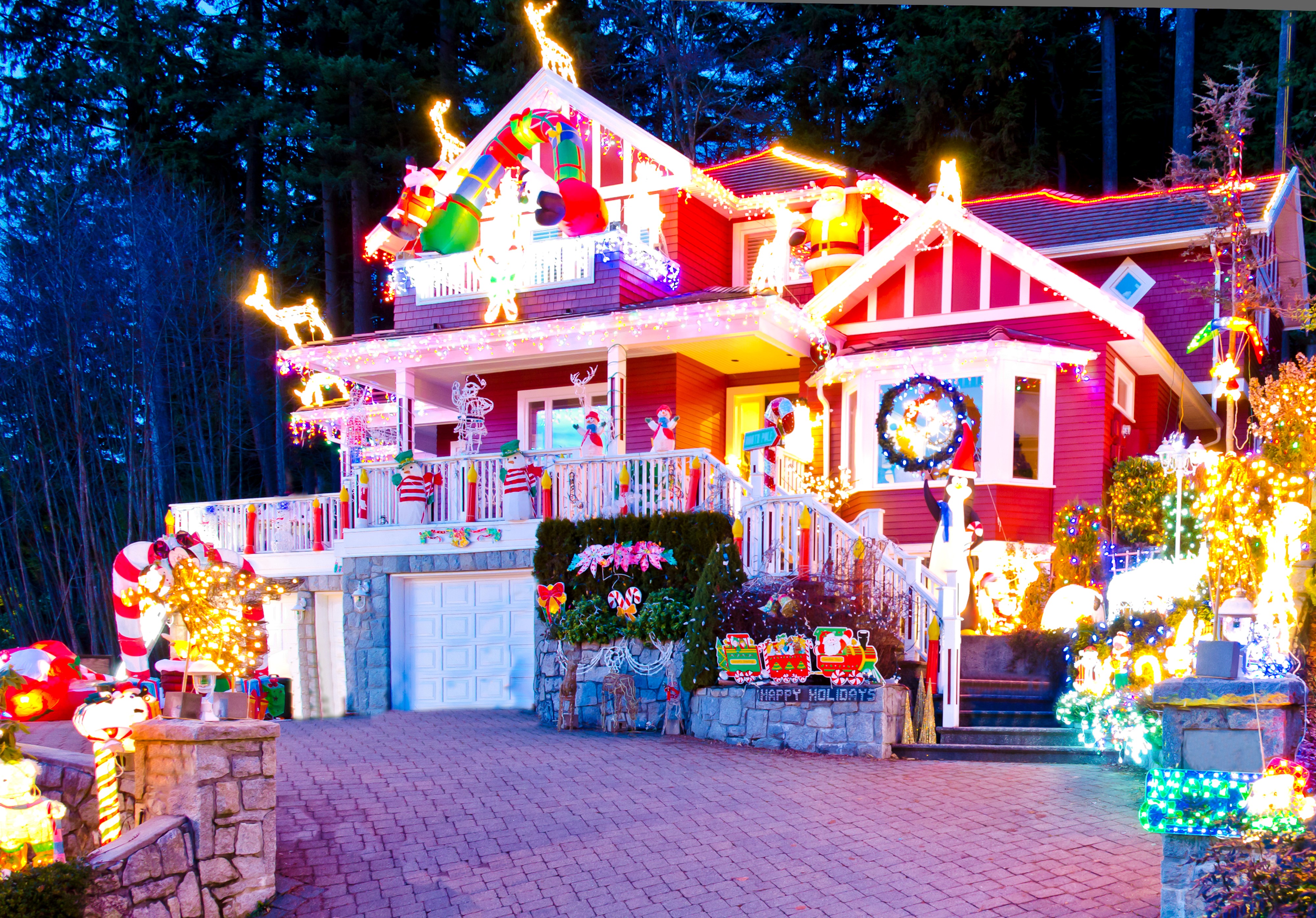 House decorated with Christmas lights and decorations HD Wallpaper