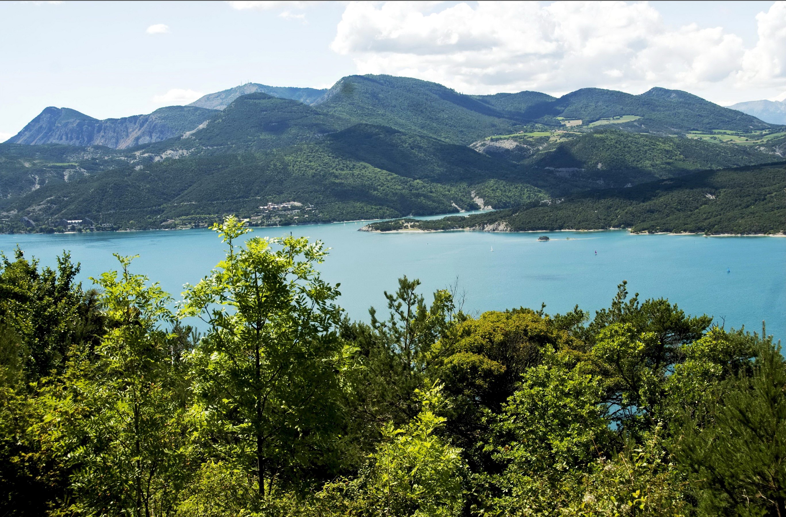 Lake and mountains at Le Sauze du Lac, France HD Wallpaper