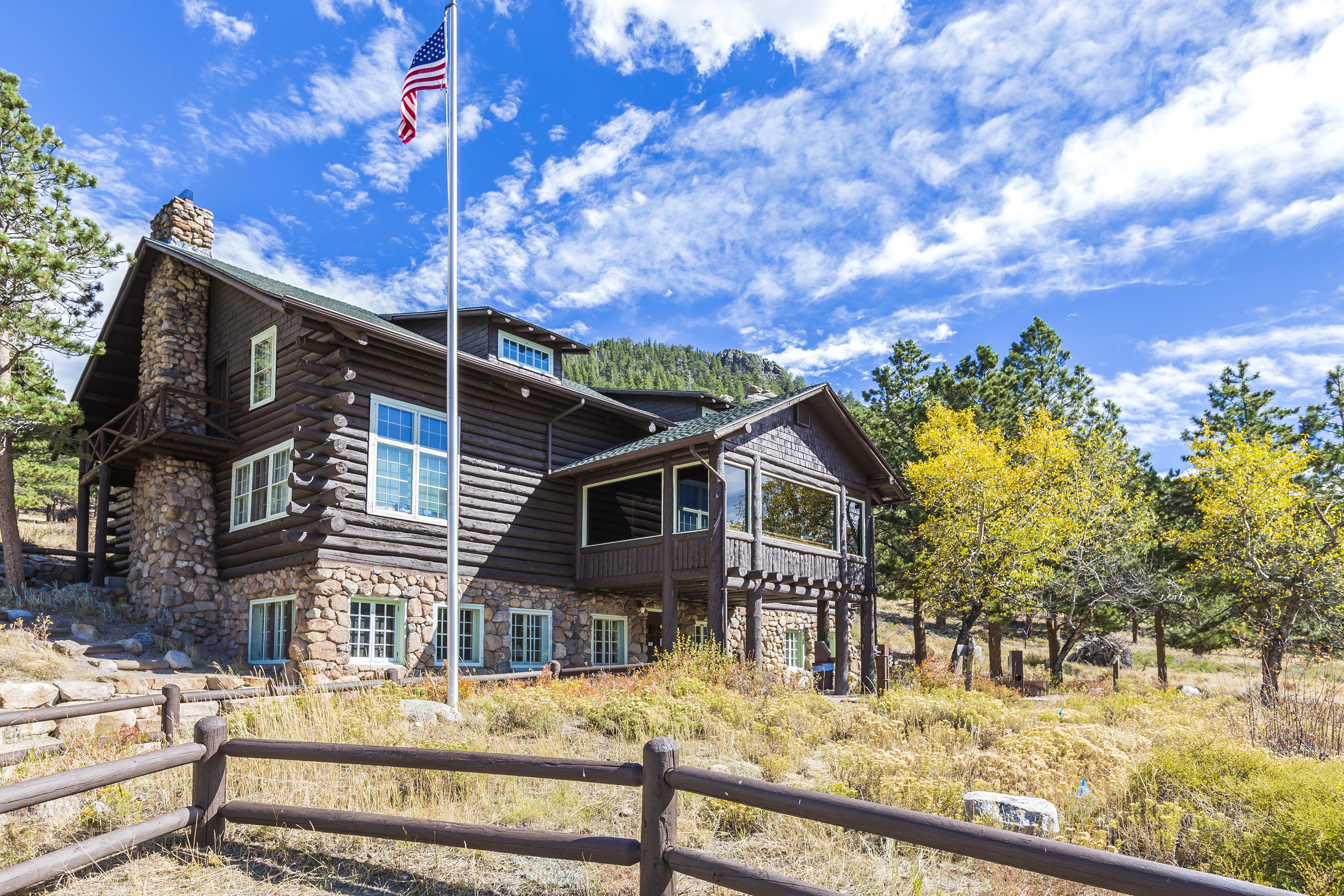 Log Cabin with American Flag in Aspen, Colorado HD Wallpaper