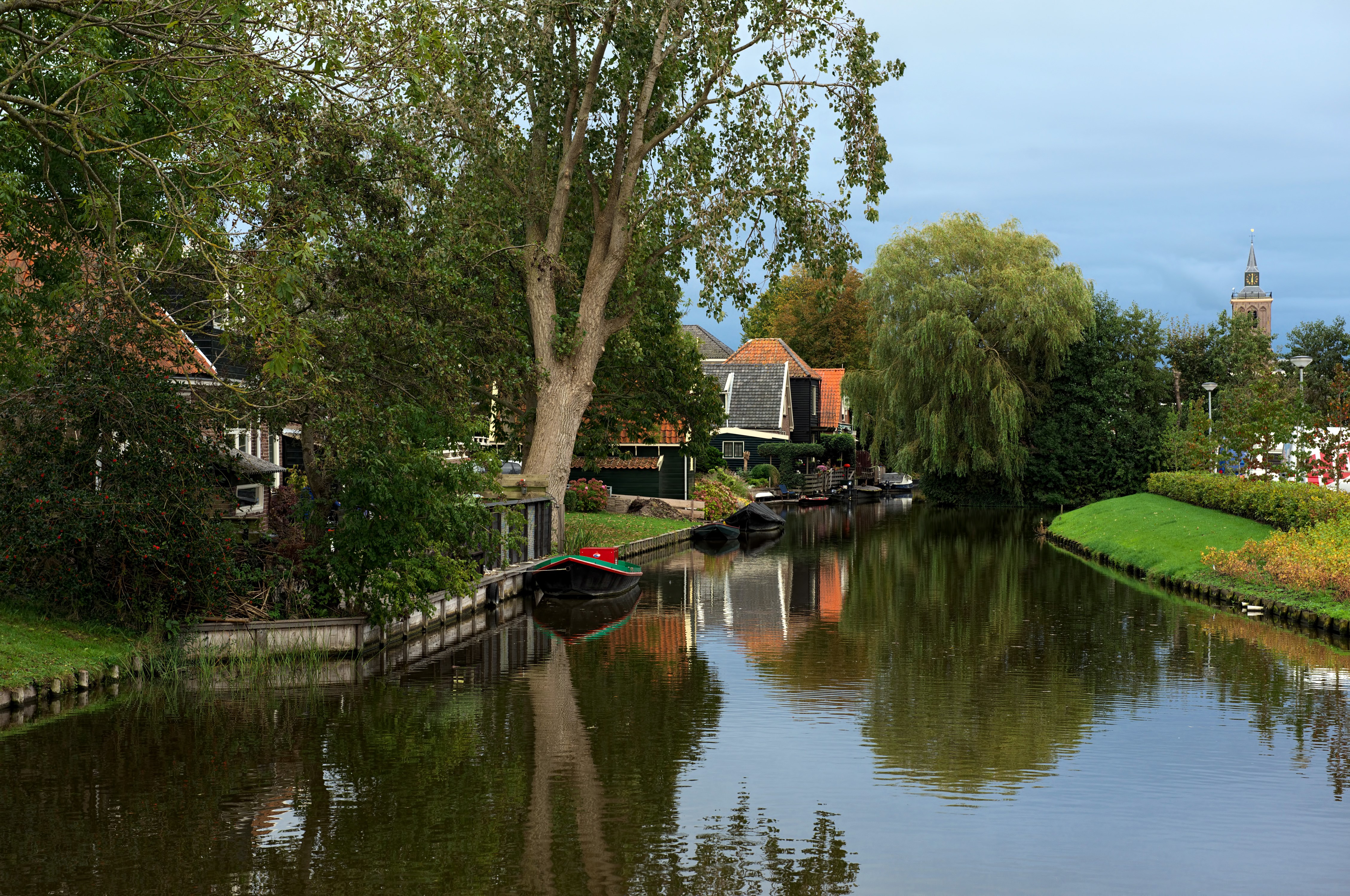 Canal in De Rijp Alkmaar, Netherlands with Houses and Boats HD Wallpaper
