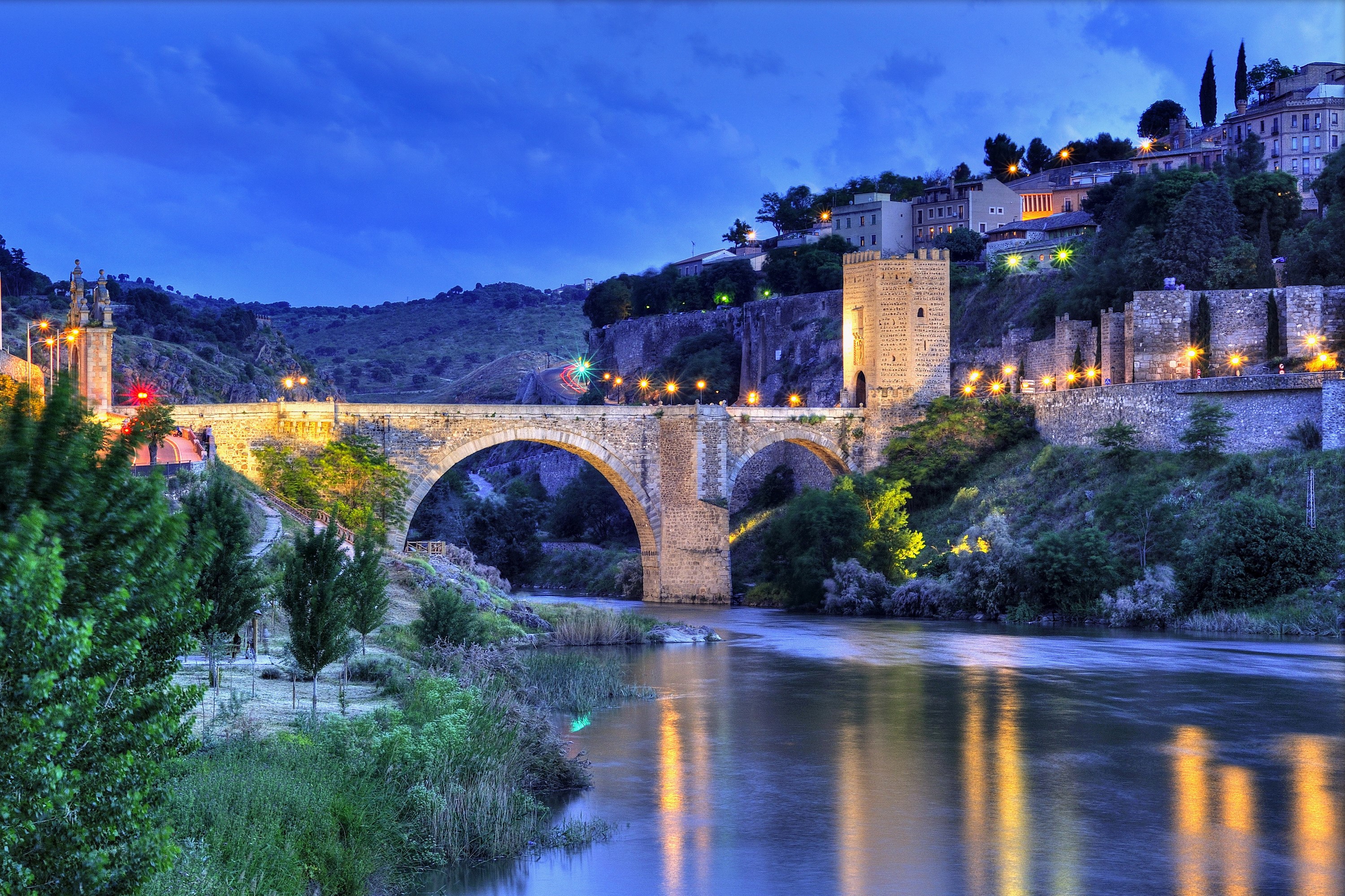 Stone bridge over a river in Toledo, Spain at night HD Wallpaper