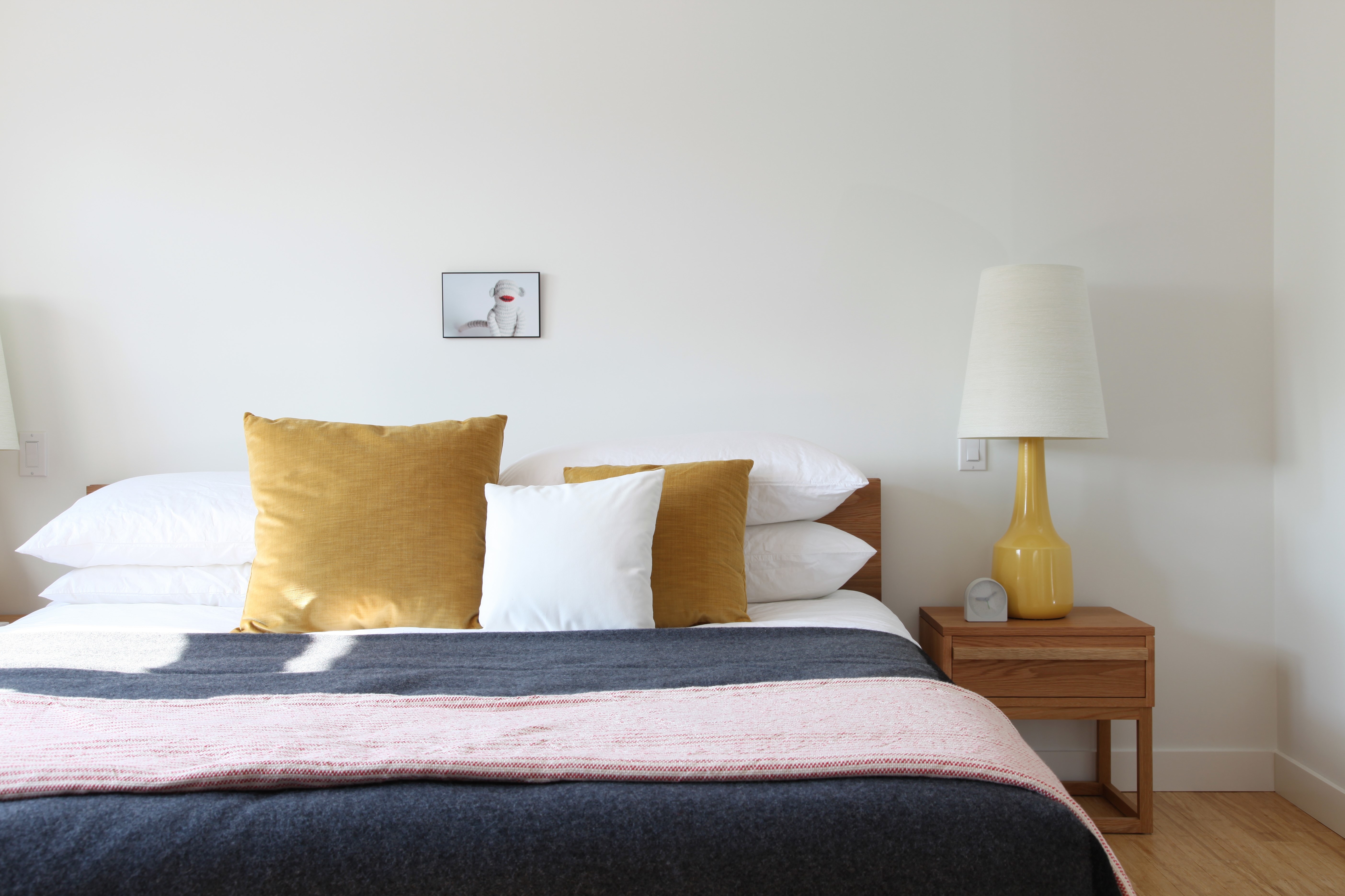 Bedroom with bed, pillows, and lamp HD Wallpaper