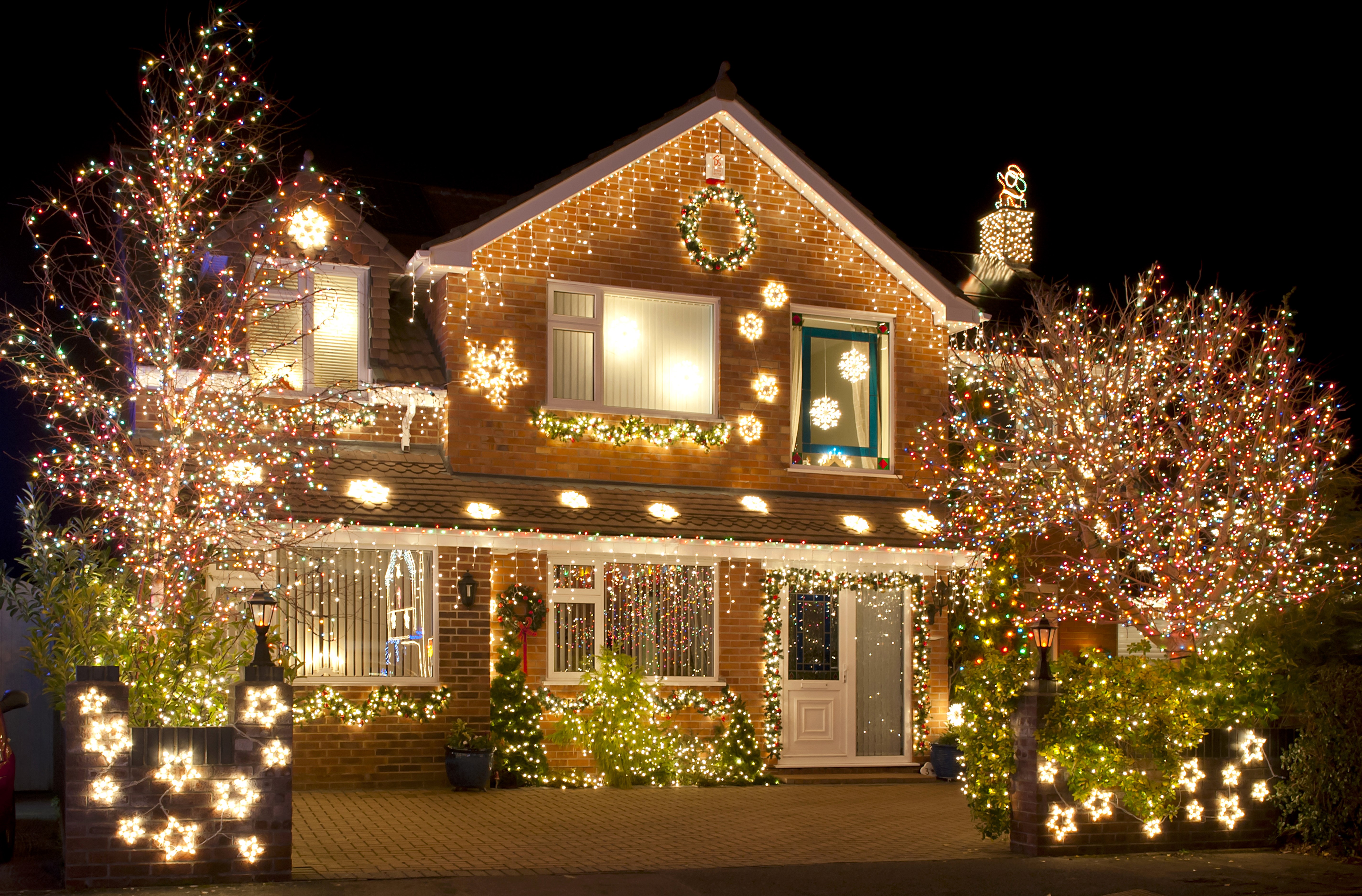 House decorated with Christmas fairy lights HD Wallpaper