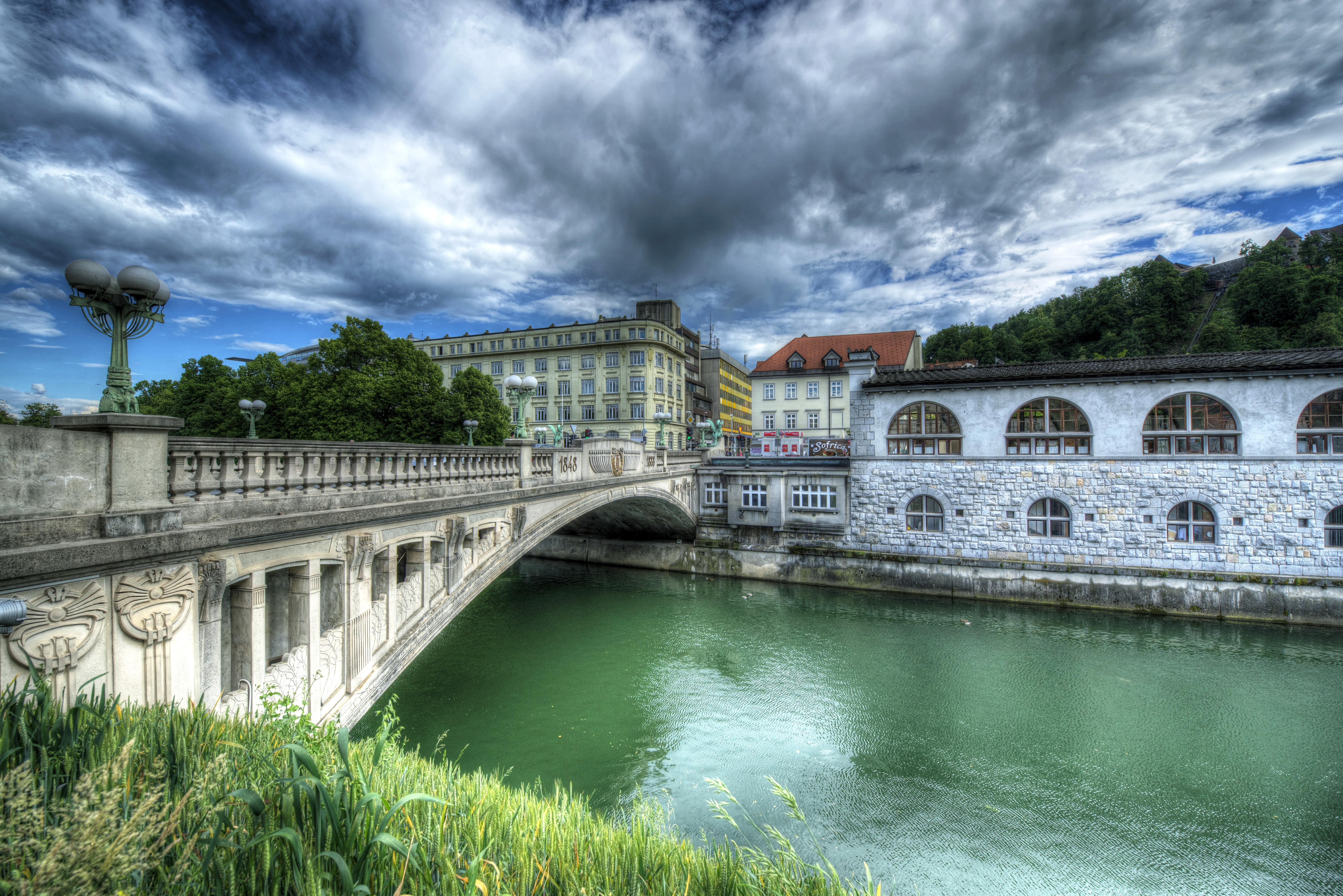 Triple Bridge over Ljubljanica River in Ljubljana, Slovenia HD Wallpaper