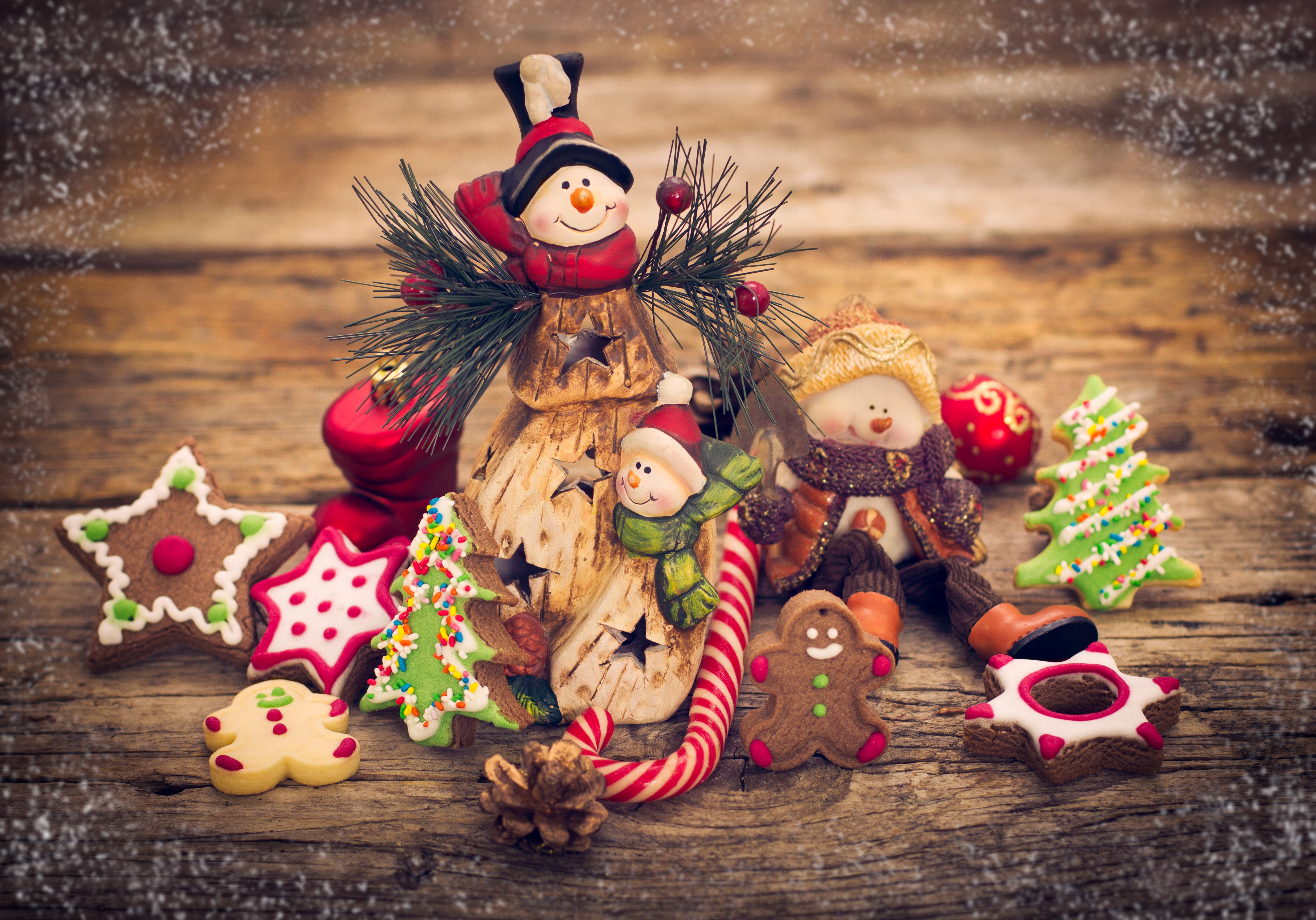 Christmas cookies and snowmen decorations on wood HD Wallpaper