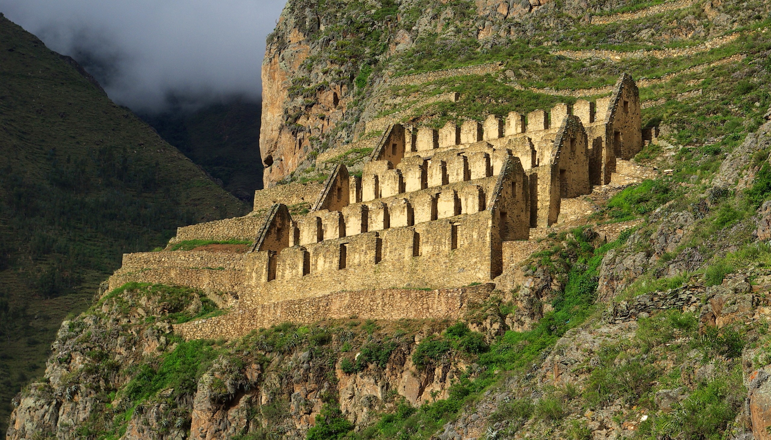 Ollantaytambo ruins on a mountainside in Peru HD Wallpaper