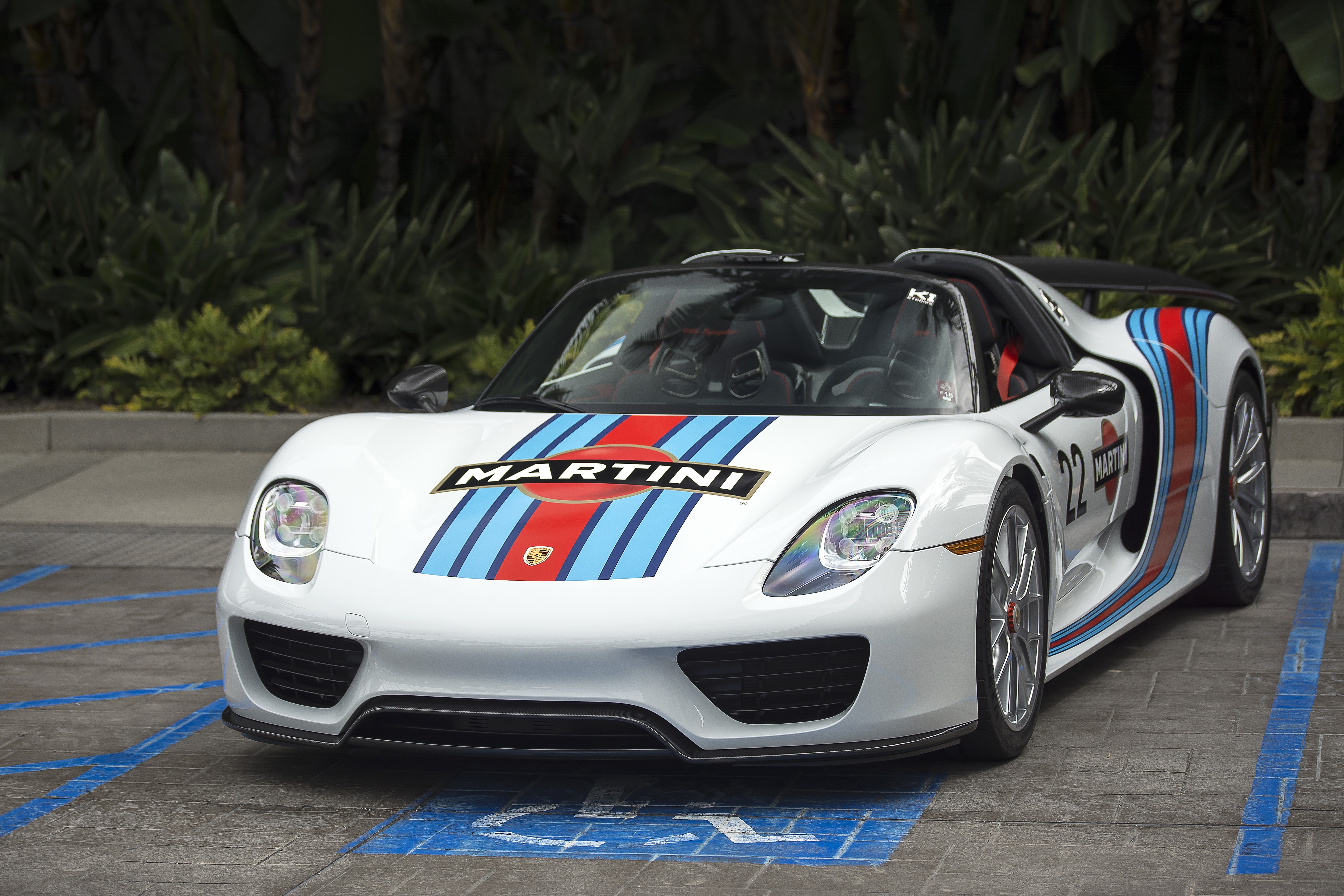 White Porsche 918 Spyder sportscar with Martini livery HD Wallpaper