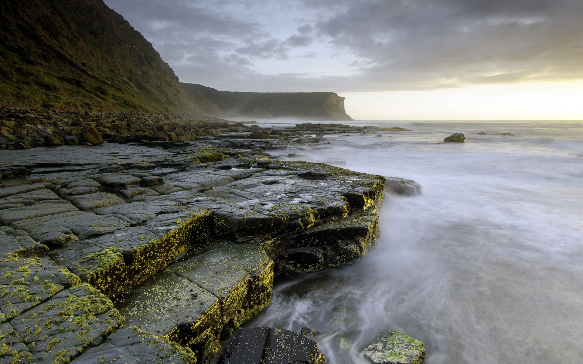 Rocky coastline with moss and ocean waves HD Wallpaper