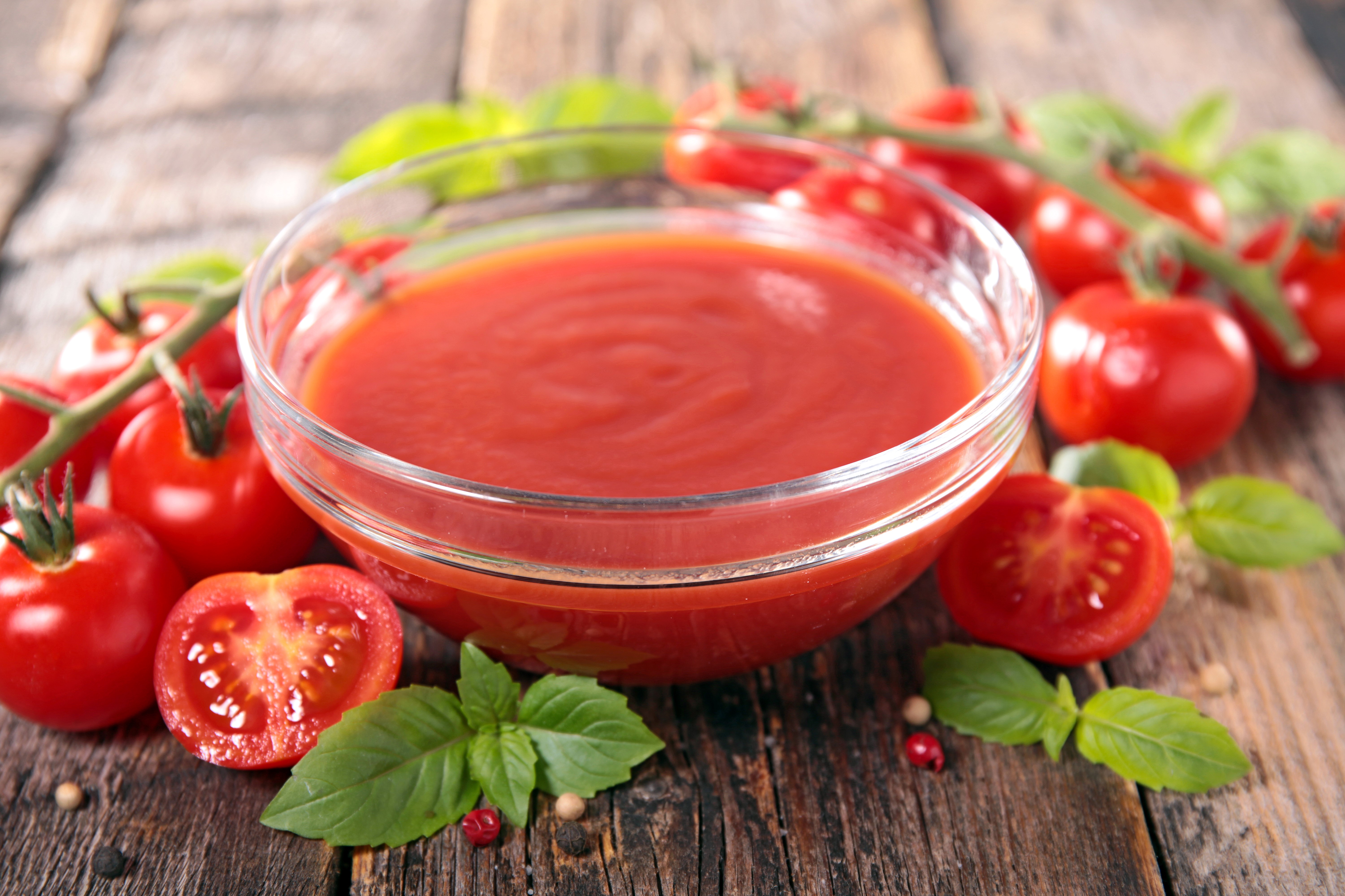 Tomato juice in a bowl with tomatoes and basil HD Wallpaper