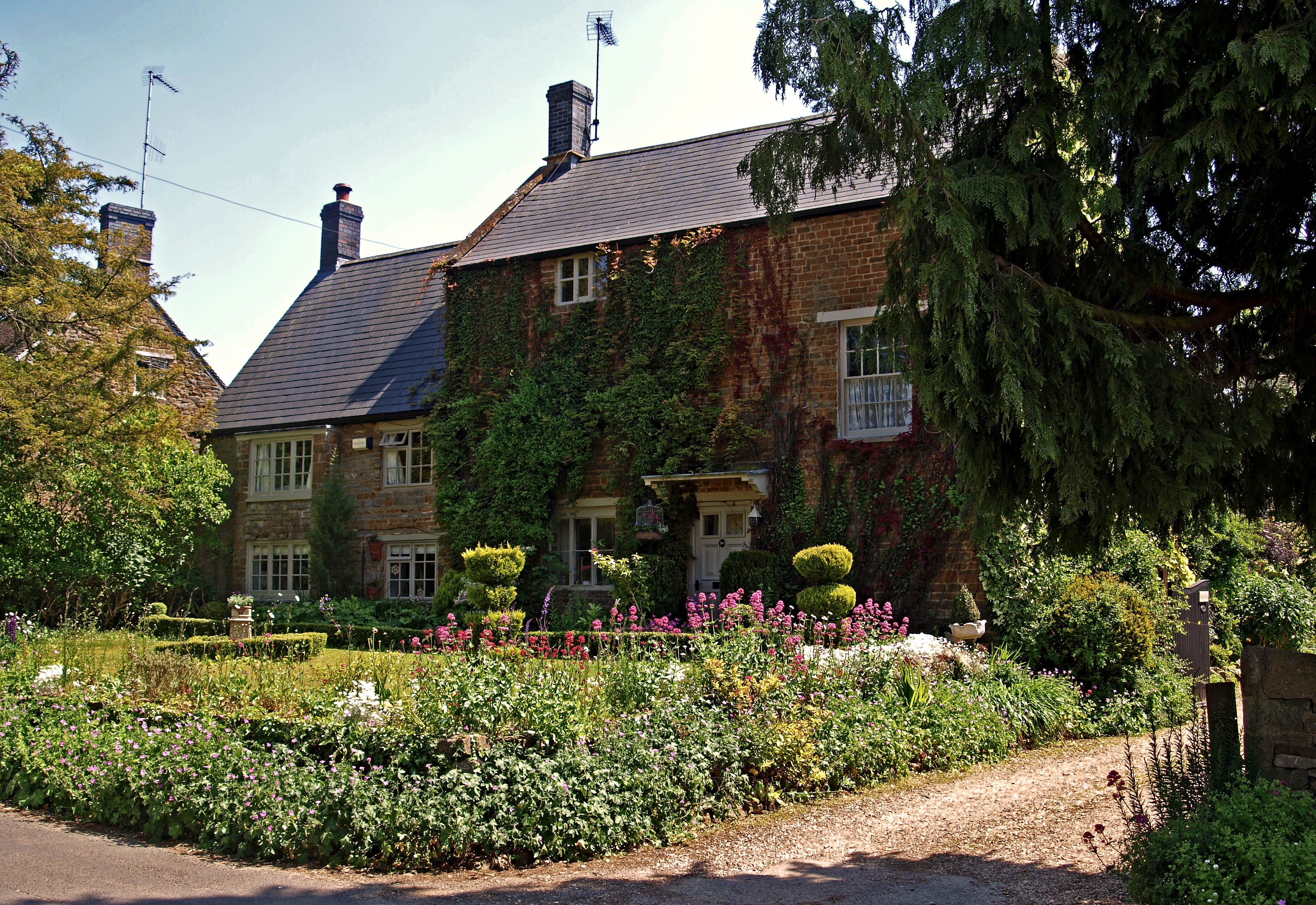 Stone house with ivy and a garden in Hook Norton, United Kingdom HD Wallpaper