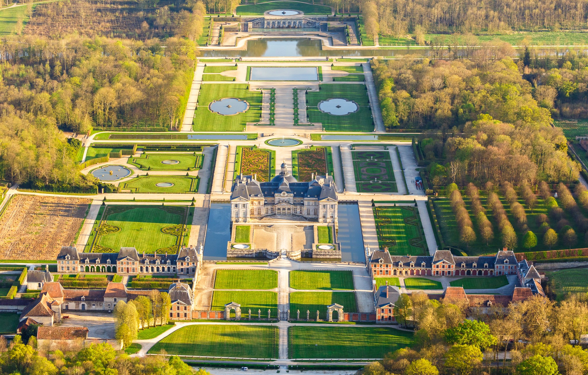 Vaux-le-Vicomte Palace and Gardens, Melun, France HD Wallpaper