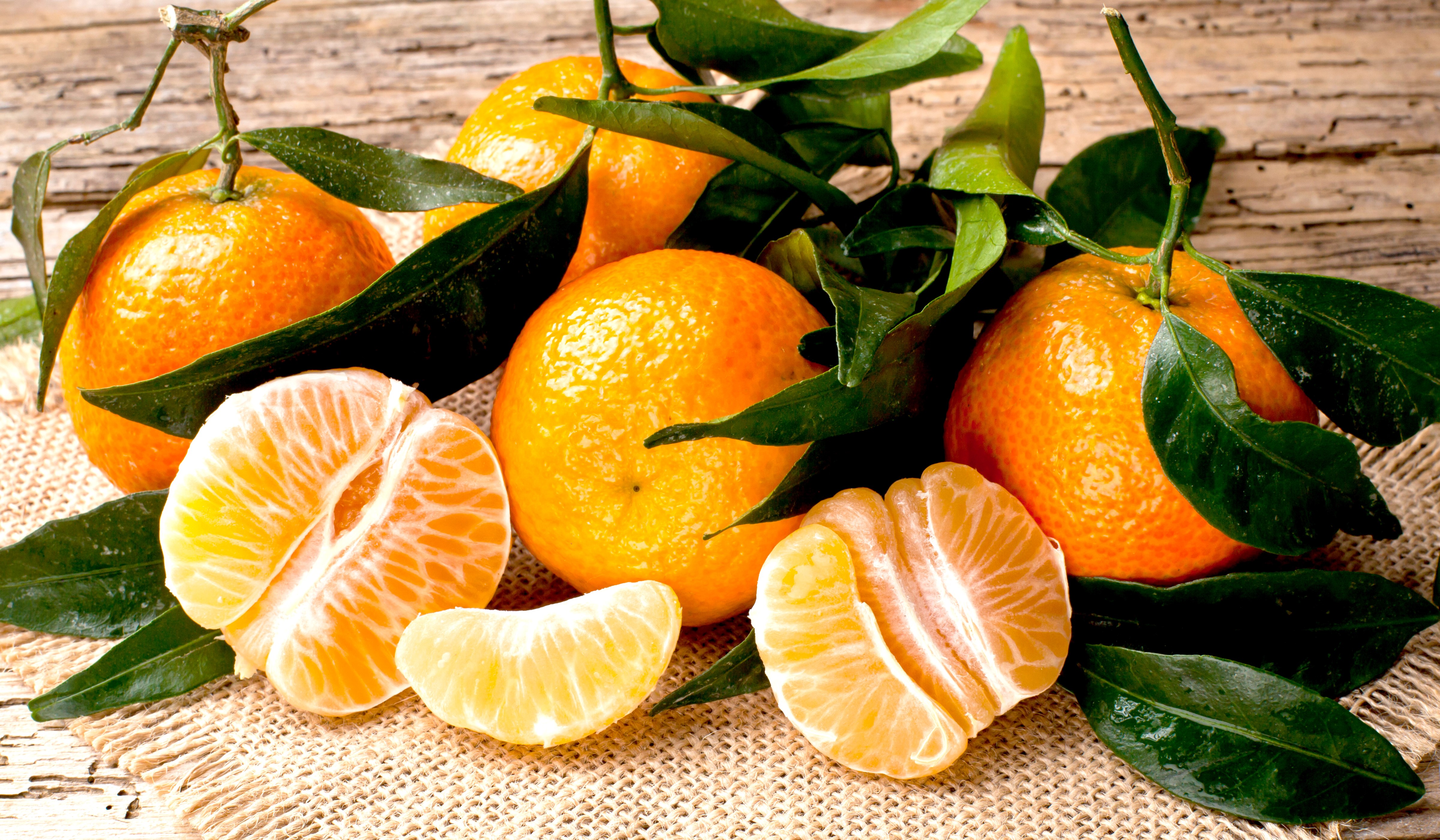 Mandarine citrus fruits with leaves HD Wallpaper