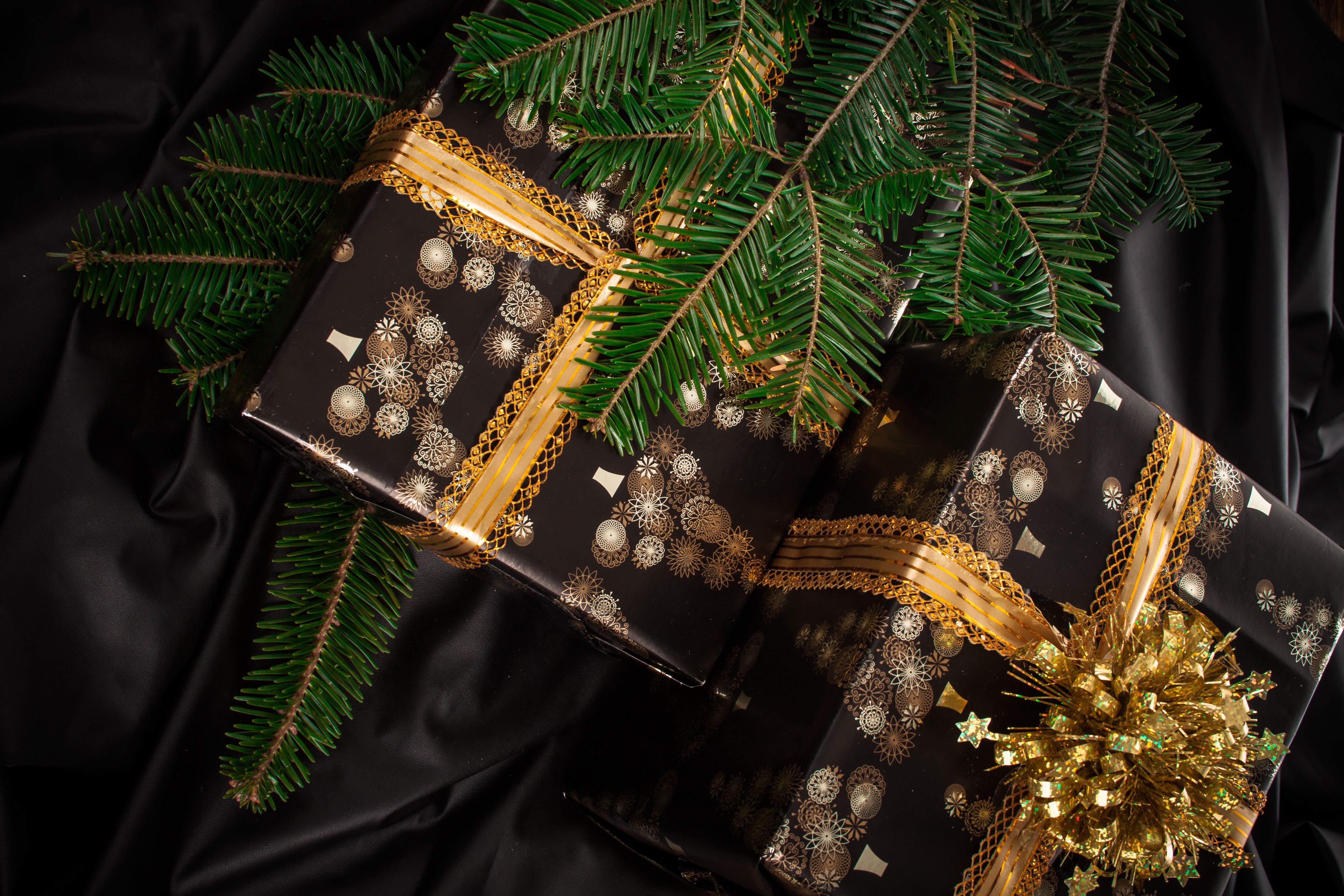 Christmas gifts with pine branches on black fabric HD Wallpaper