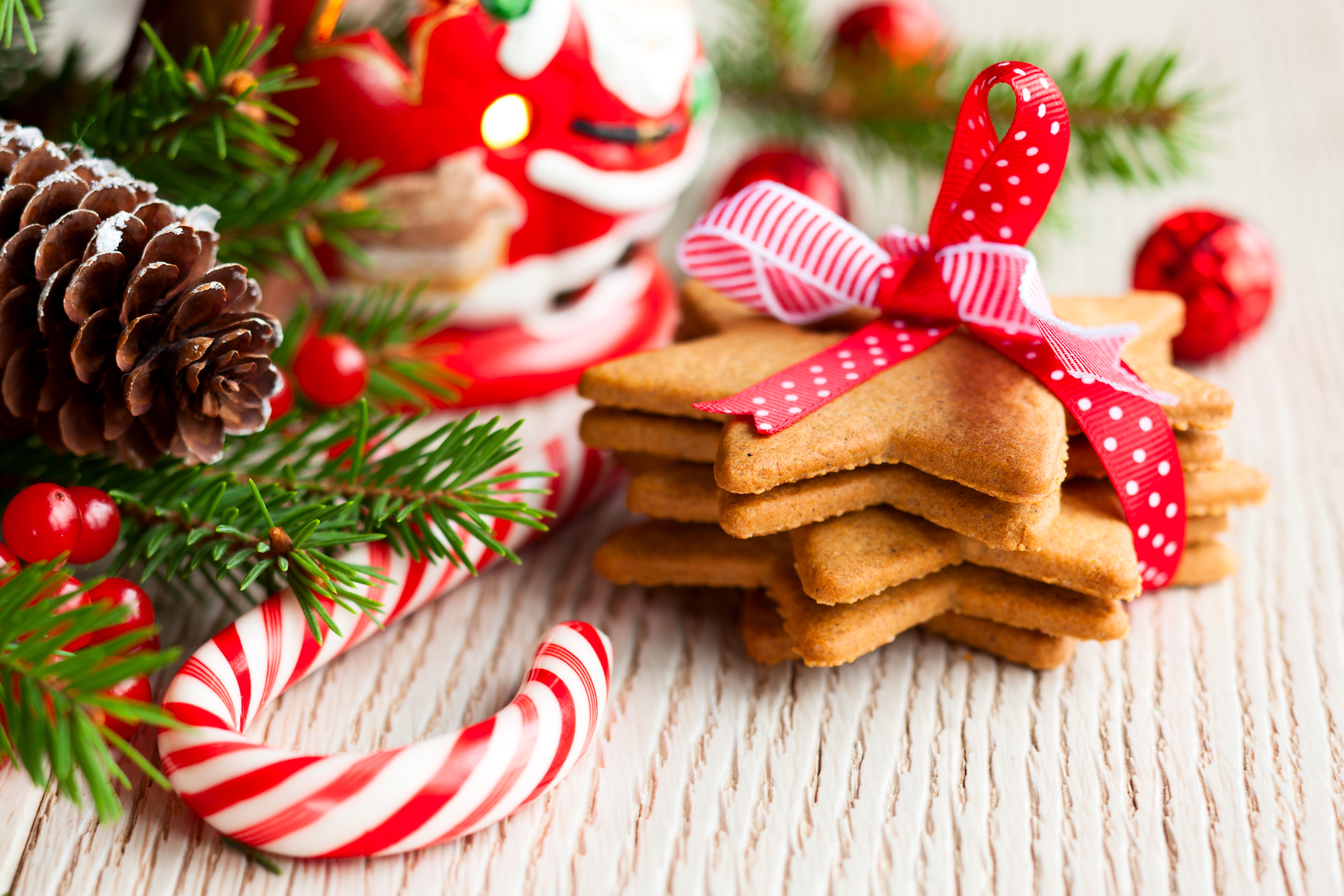 Christmas cookies with candy canes and pine cone HD Wallpaper