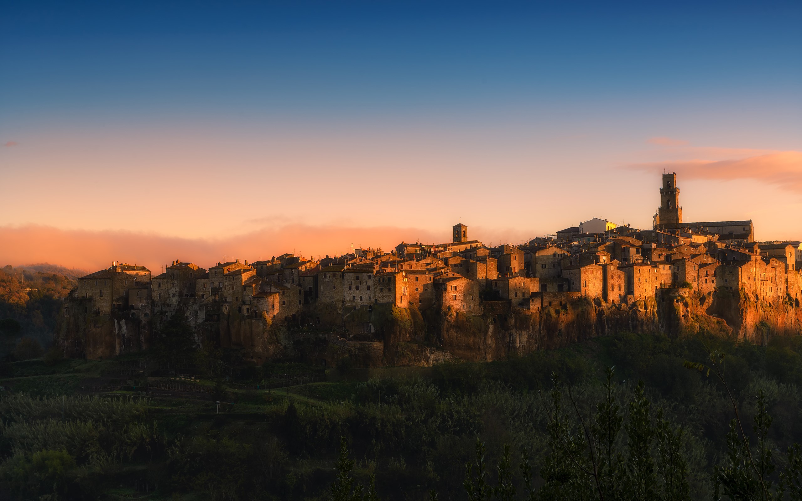 Pitigliano, Italy at sunrise with a clear sky HD Wallpaper