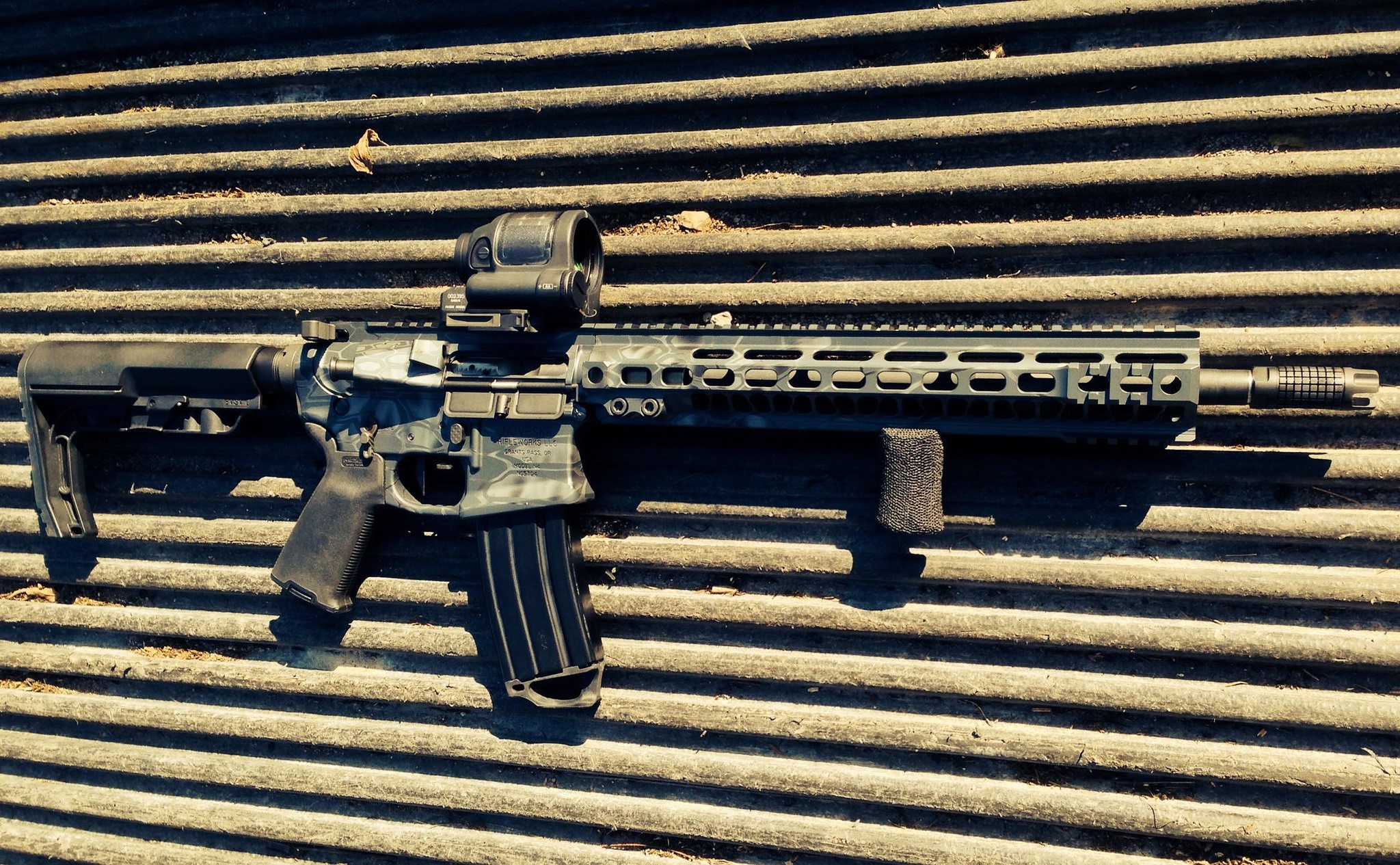 AR-15 style rifle with red dot sight HD Wallpaper