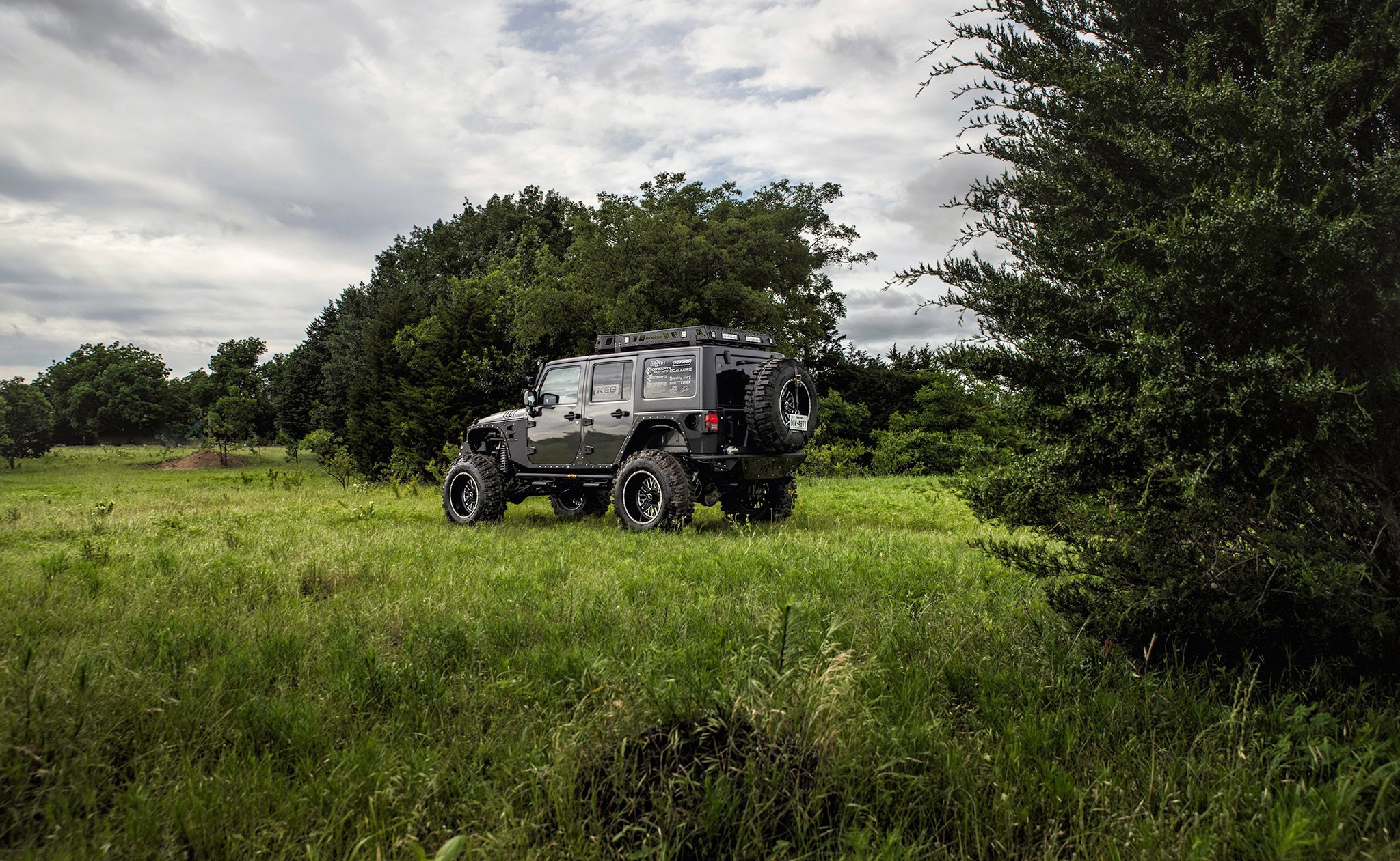 Modified Jeep Wrangler Unlimited in a Grassy Field HD Wallpaper