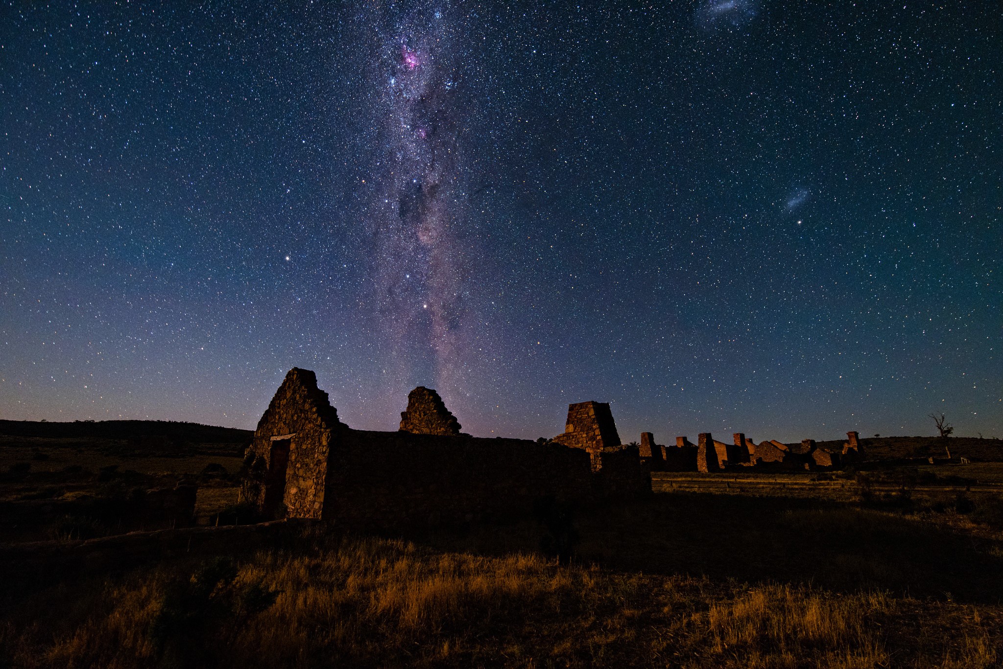 Ruins under the Milky Way and stars HD Wallpaper