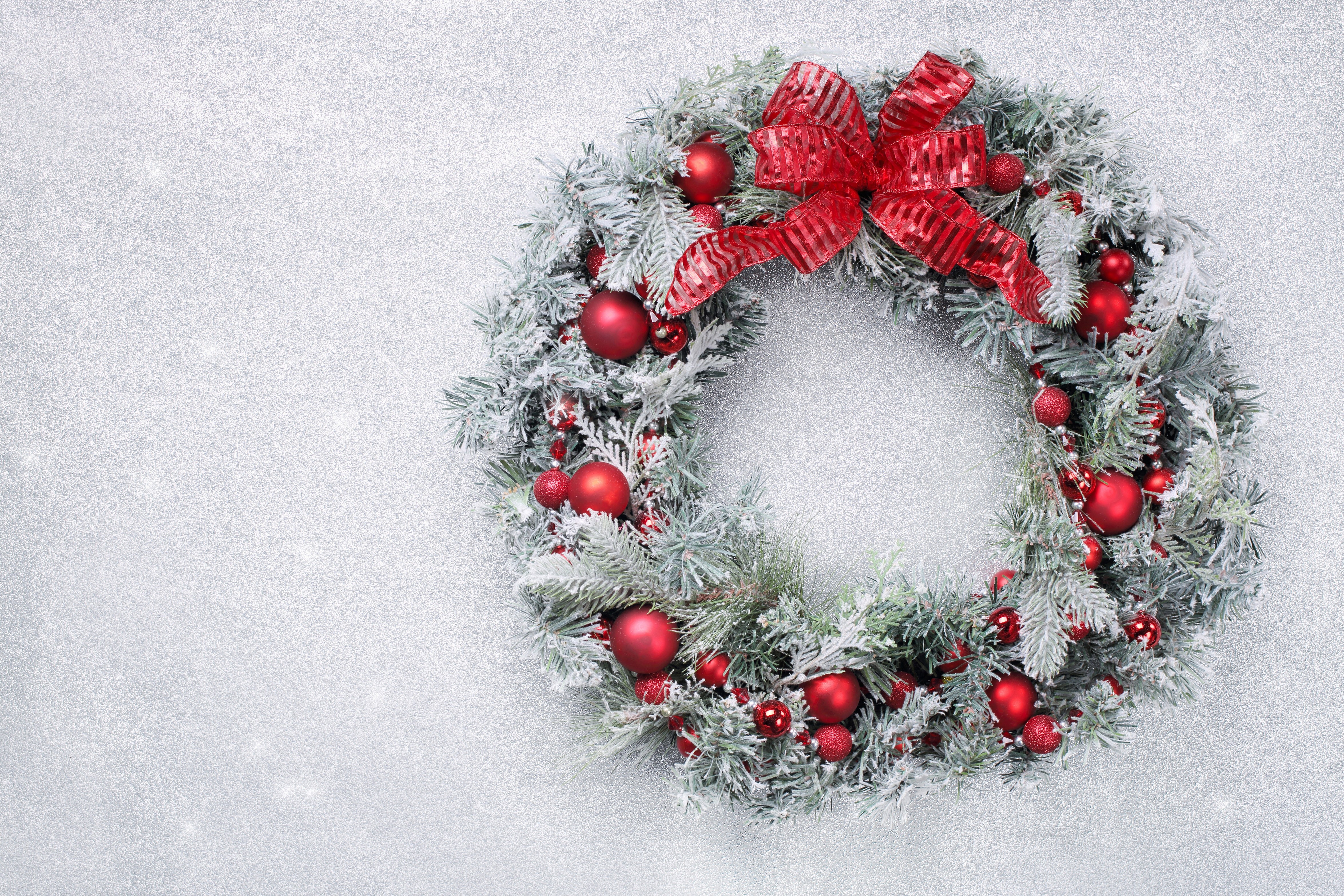 Christmas wreath with red ornaments and bow HD Wallpaper