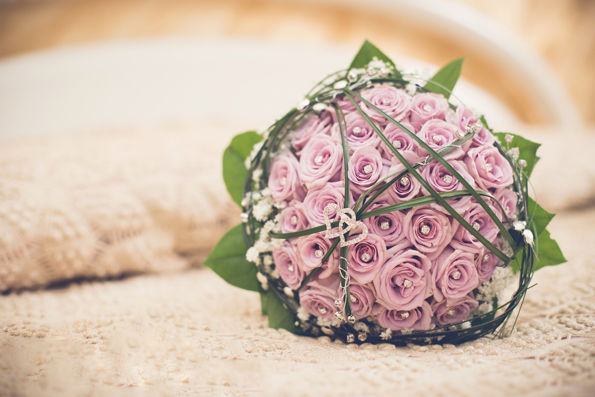Pink rose bouquet with heart charm HD Wallpaper