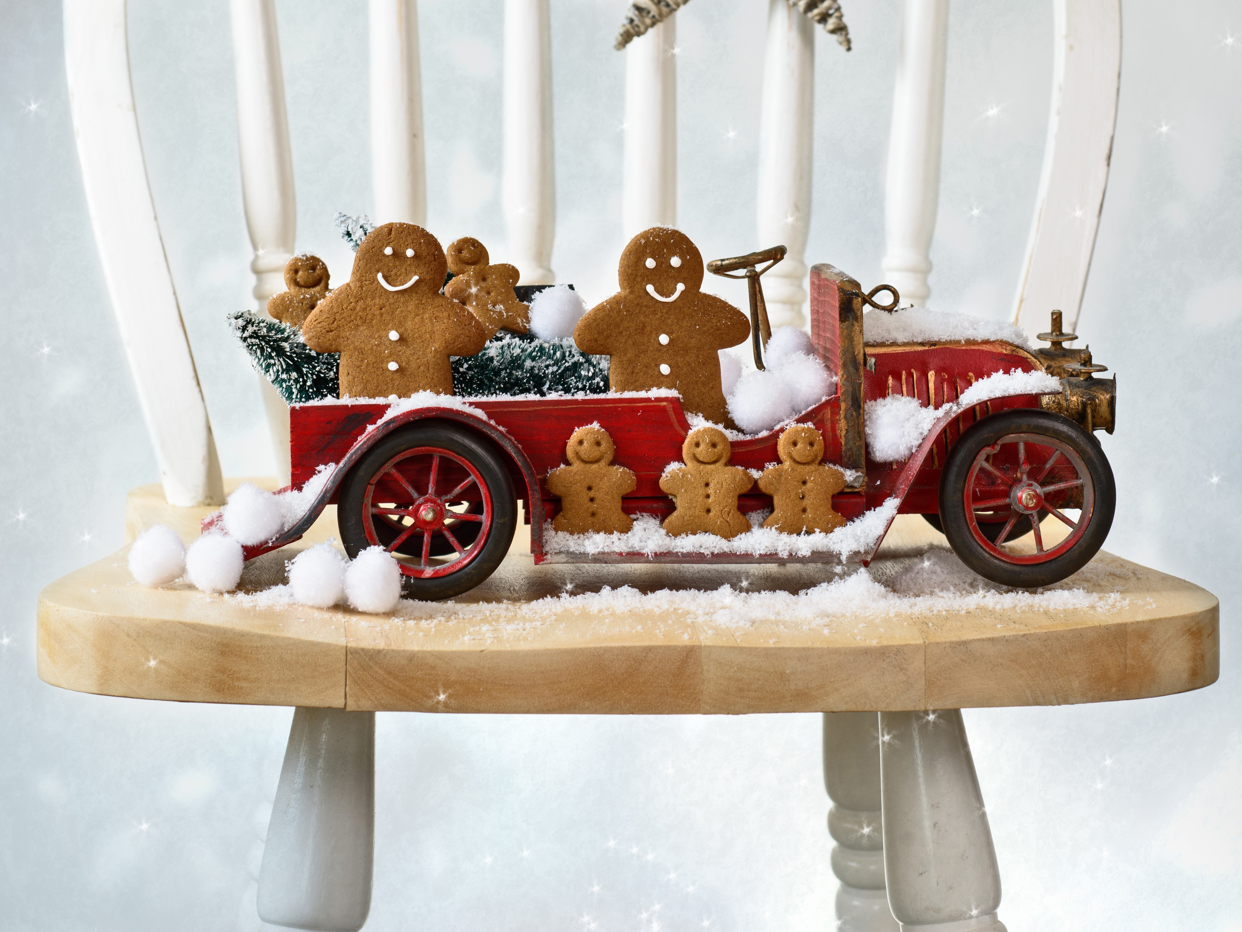 Christmas gingerbread cookies in a toy car HD Wallpaper