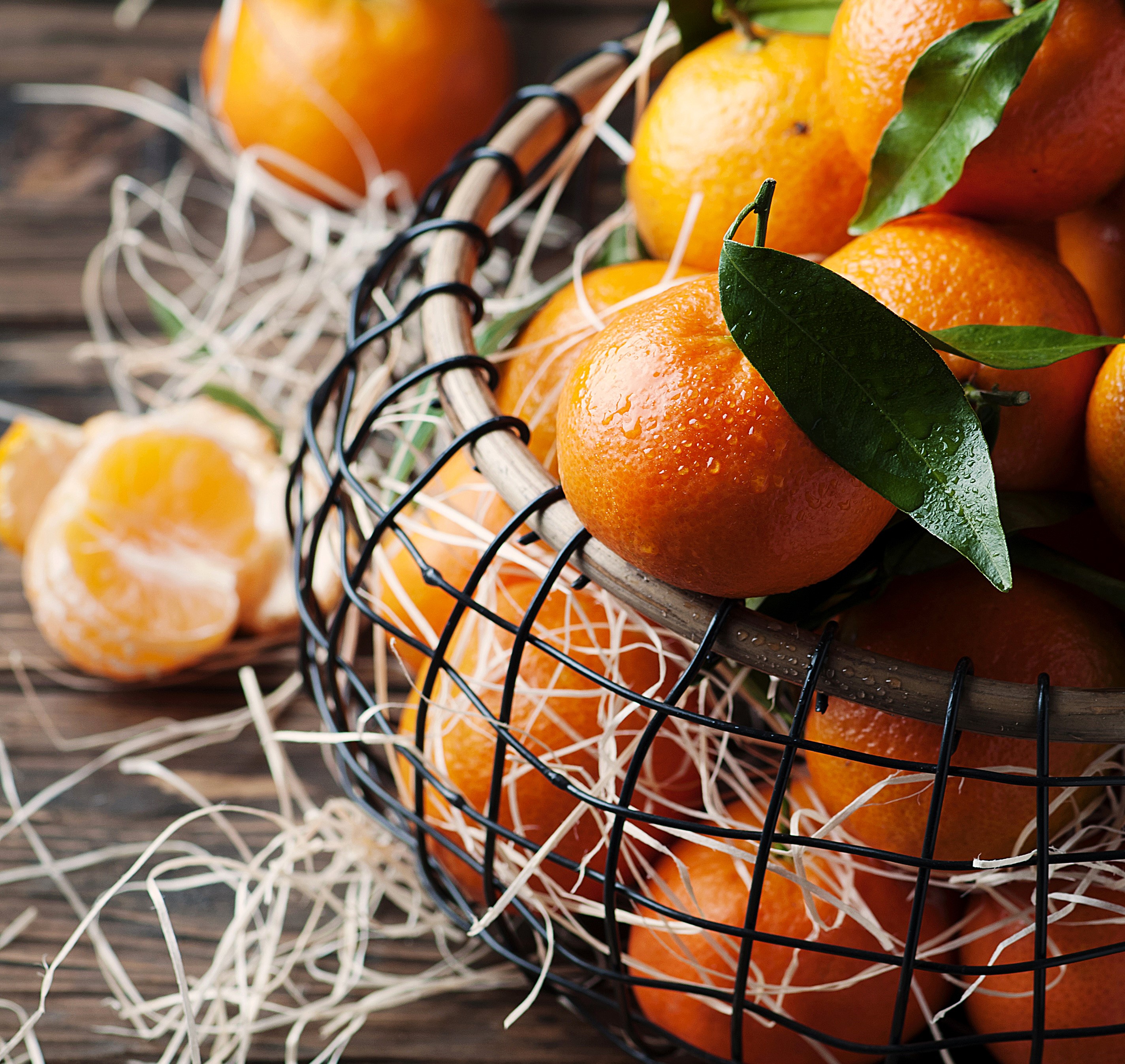 Basket of fresh tangerines with leaves HD Wallpaper
